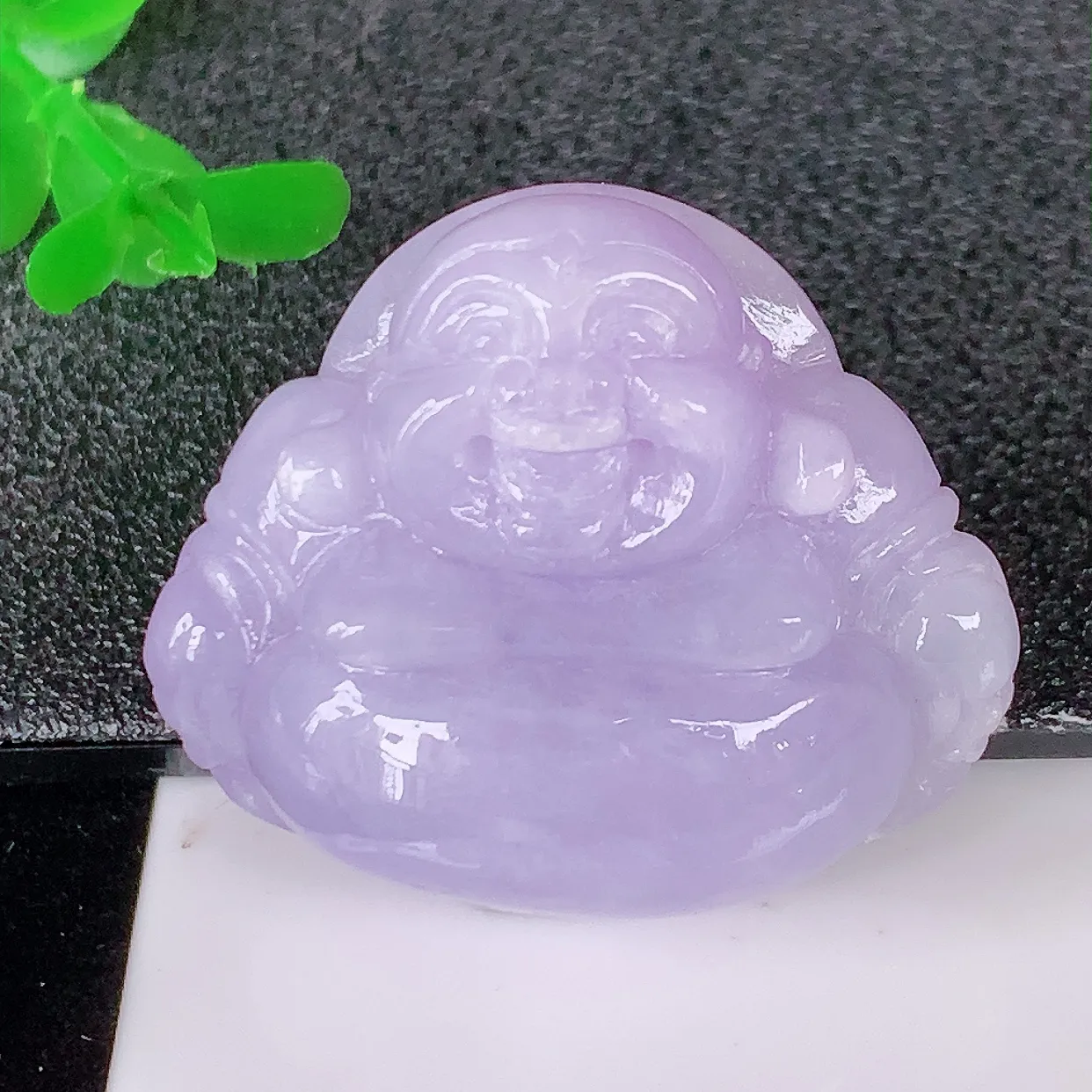 自然光实拍，冰润紫罗兰翡翠佛公吊坠，玉笑佛，饱满，开脸喜庆， 配戴优雅迷人！#01.19