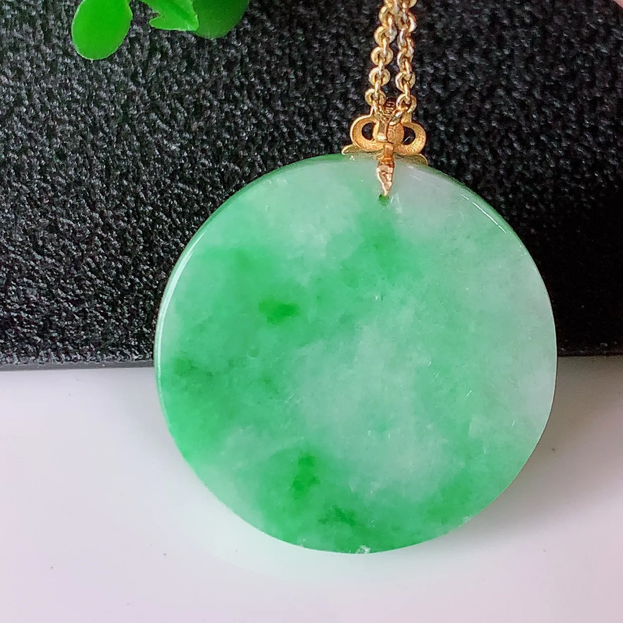 18K金镶嵌冰润飘绿翡翠圆平安无事牌吊坠，翡翠无事牌，平平安安，无事牌翠色灵动，佩戴平安时尚！#57.24