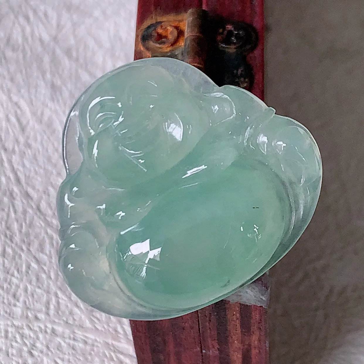 自然光实拍，冰种飘花翡翠佛公，水灵起胶，翠色迷人，佛公在心中，一生平安，饱满圆润，开怀大笑佛公，配戴灵气十足！#57.22