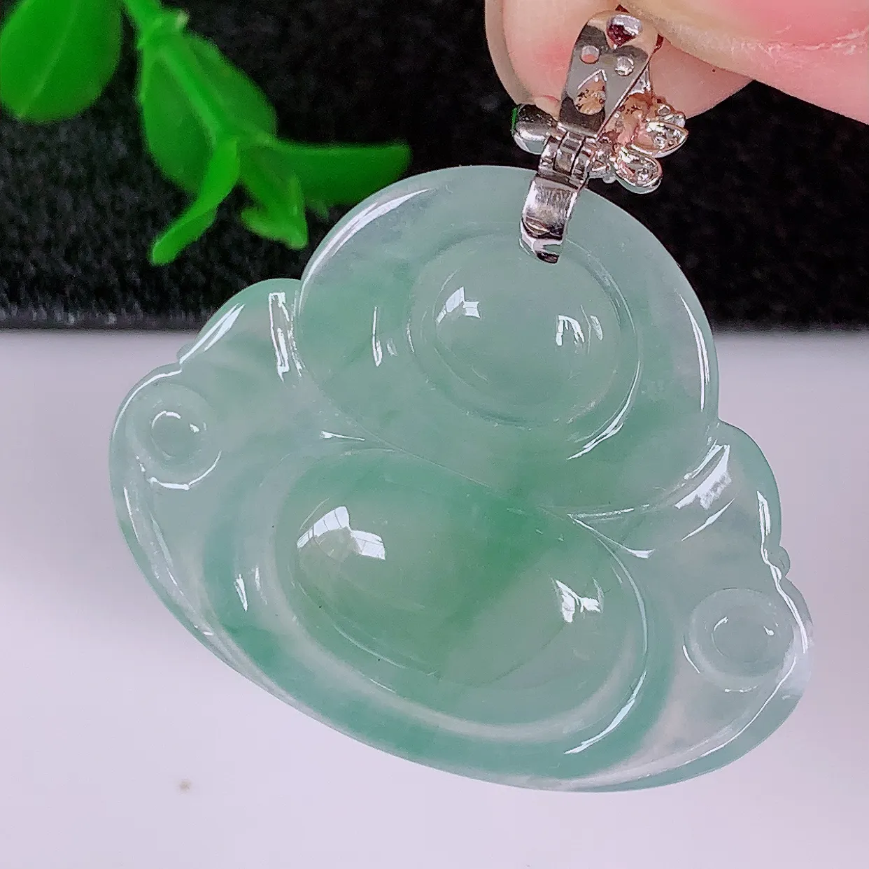 自然光实拍，18K金镶嵌冰种飘花翡翠佛公吊坠，冰透饱满， 佛公亦保平安，寓意有福（佛公）相伴，品相佳，配戴优雅迷人！#99.22整体34.2裸石31*25.5-6.2