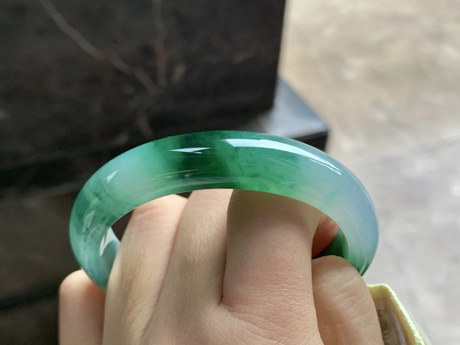 54-12.5-7.3

辣绿色贵妃手镯^_^颜色浓郁 鲜艳 玉质温润 正圈51 52可以戴