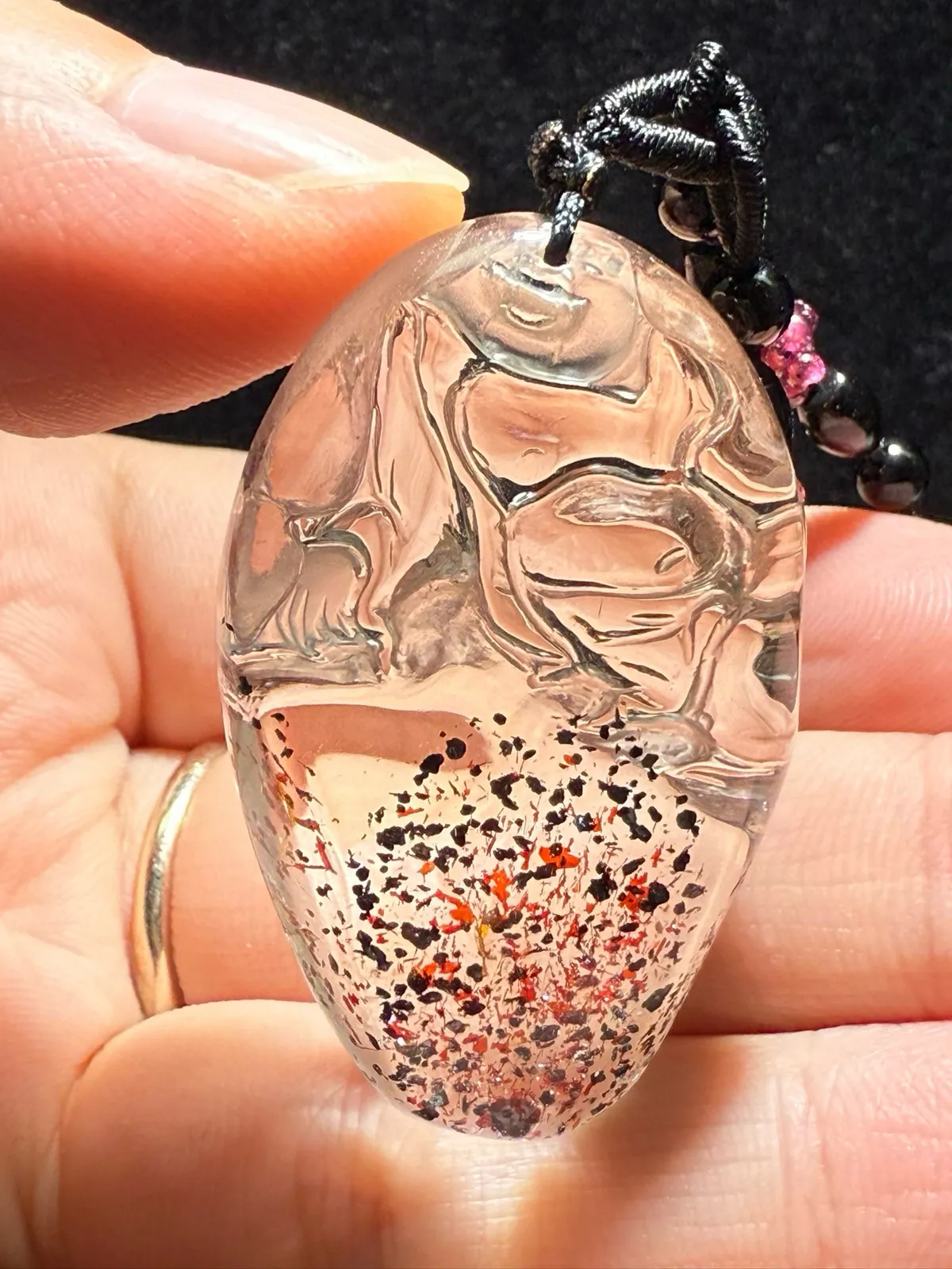 天然金草莓晶弥勒佛吊坠，金草莓笑佛吊坠，草莓晶云母片共生、籽大、晶体干净、金光闪闪，工笔流畅。容貌饱满圆润，姿态端庄秀美，慈眉善目，救苦救难普渡众生，寓意事事如意、康乐吉祥、平安长寿、子孙绵延、安定人心。规格：44*26.1*14mm