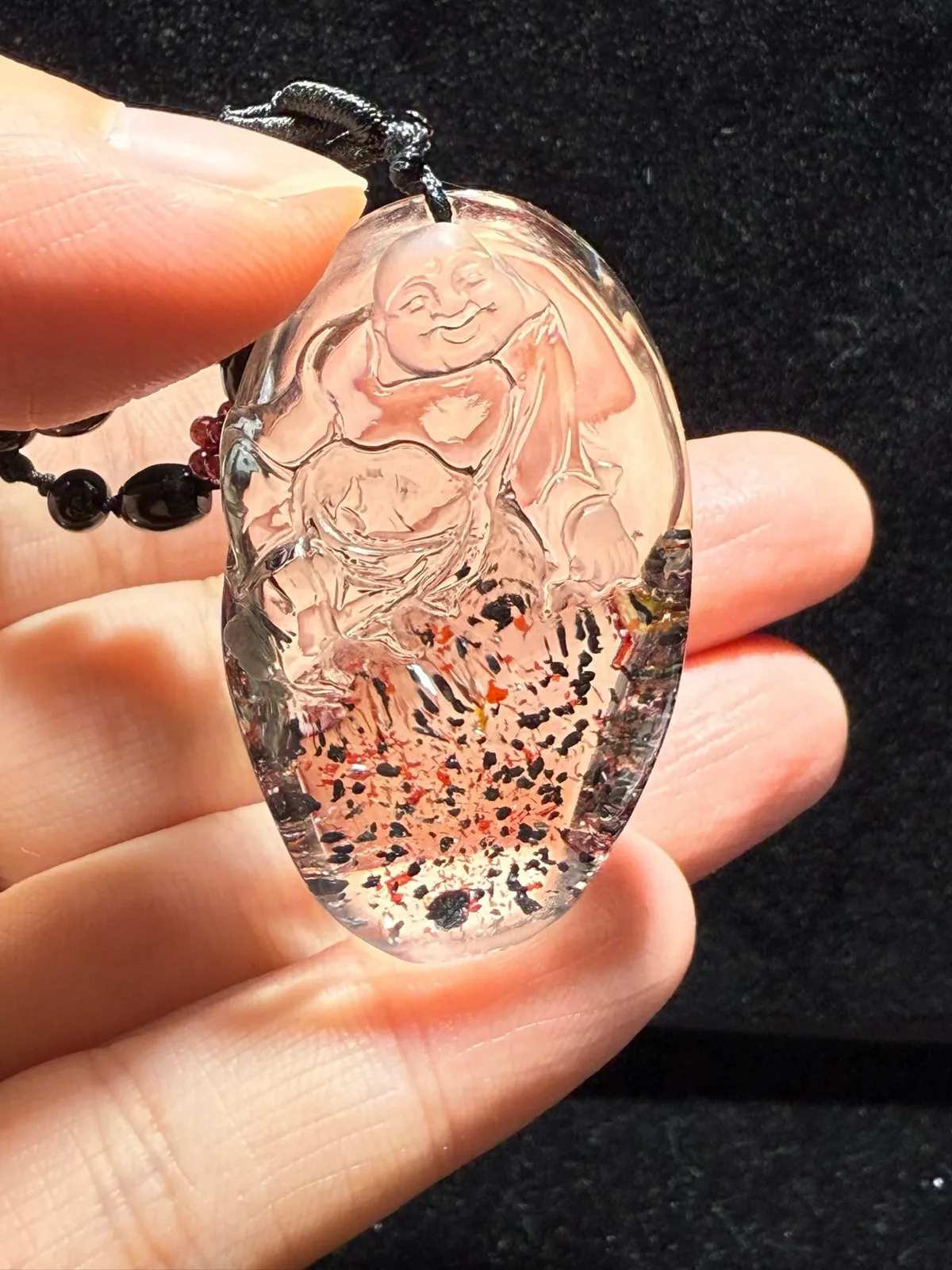 天然金草莓晶弥勒佛吊坠，金草莓笑佛吊坠，草莓晶云母片共生、籽大、晶体干净、金光闪闪，工笔流畅。容