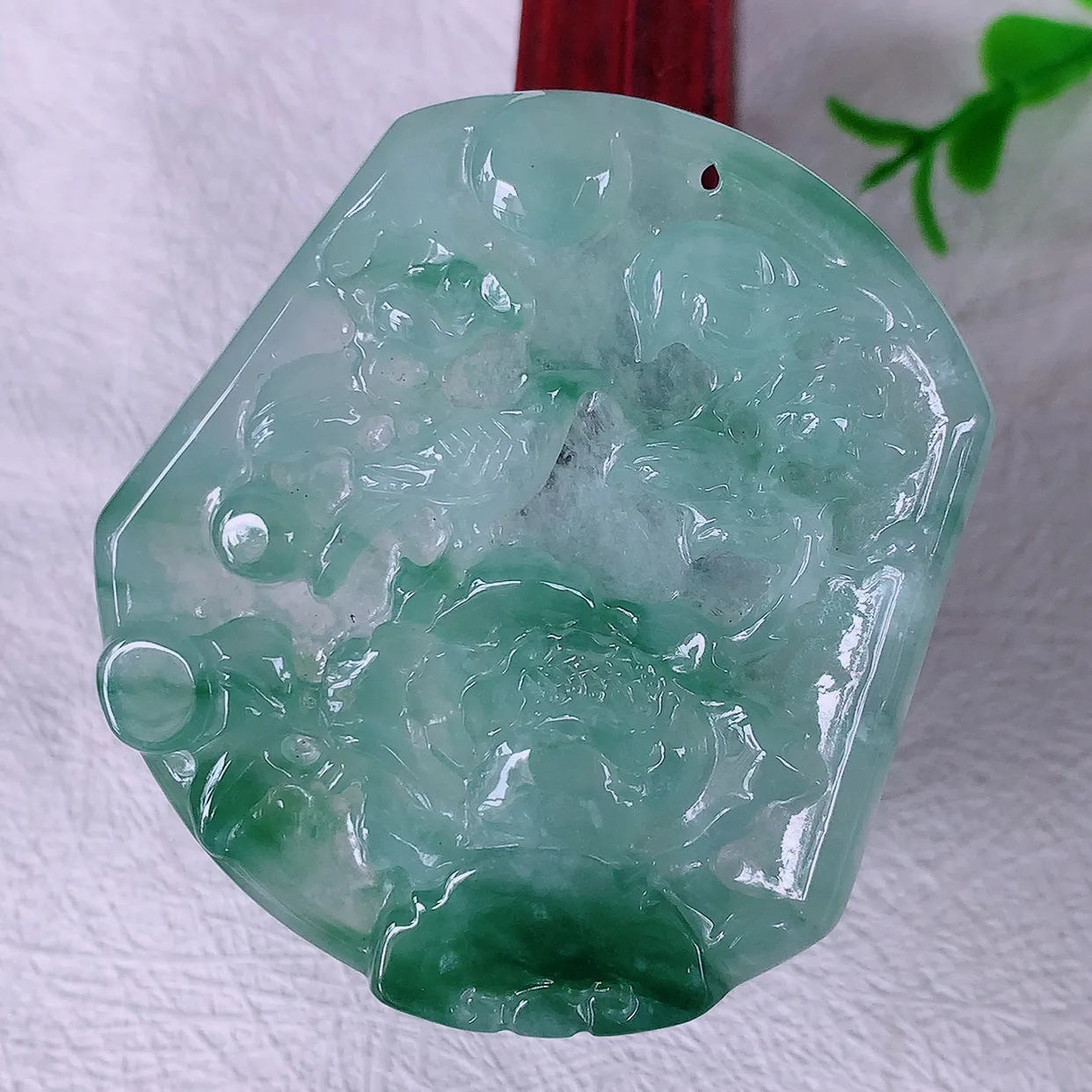 自然光实拍，冰种飘花翡翠喜上眉梢吊坠，时人之家，闻鹊声皆以为喜，故谓喜鹊报喜。”题材有喜上眉梢，双喜