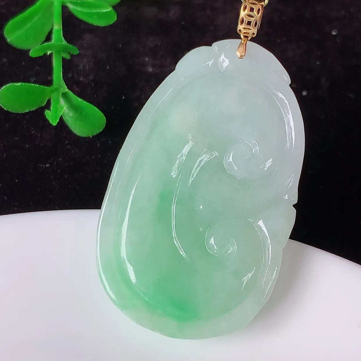 18K金镶嵌冰润飘绿翡翠万事如意吊坠，玉质细腻，时‮大尚‬方，款式经典，佩戴优雅高贵上档次！#35.24
