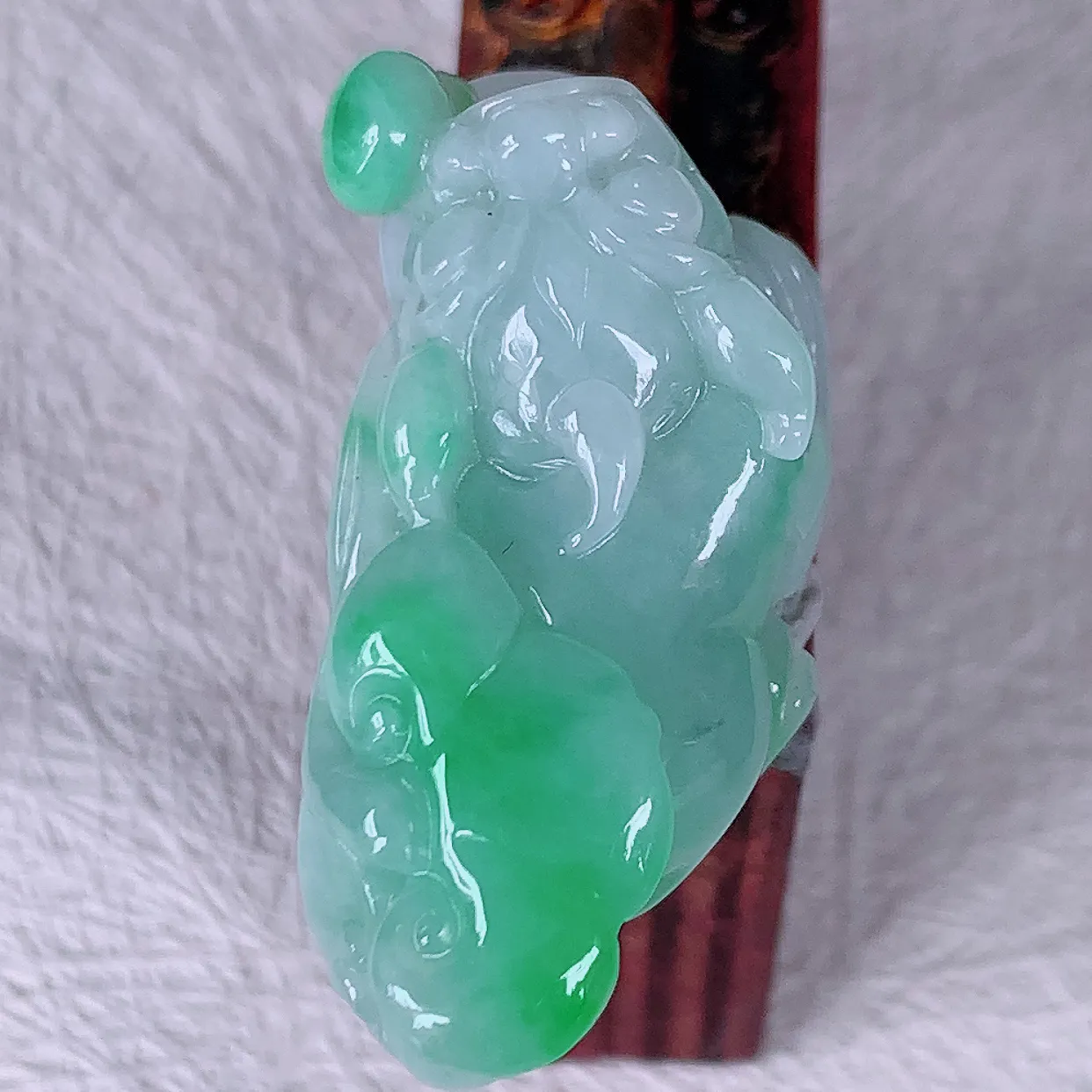 自然光实拍，精雕飘绿翡翠招财貔貅吊坠，民间有“一摸貔貅运程旺盛，再摸貔貅财运滚滚，三摸貔貅平步青云 ”的美好祝愿。#81.19