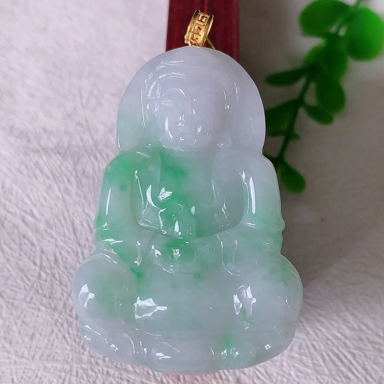 18k金镶嵌冰飘绿翡翠观音菩萨吊坠，沁人心脾，精致典雅的设计，为佩戴者，增添色彩，送礼自留都是佳品选