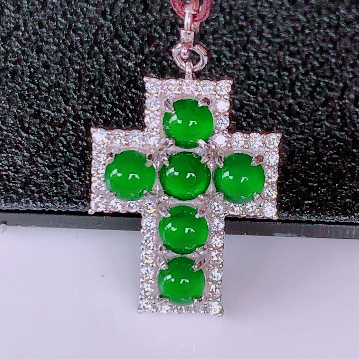冰透满绿翡翠925银镶嵌十字架吊坠，自然光实拍，翠色灵动，颜色漂亮，种老水足，品相佳，佩戴佳品！#97.22整体27.5*15.5*4.6裸石3.8*3.8