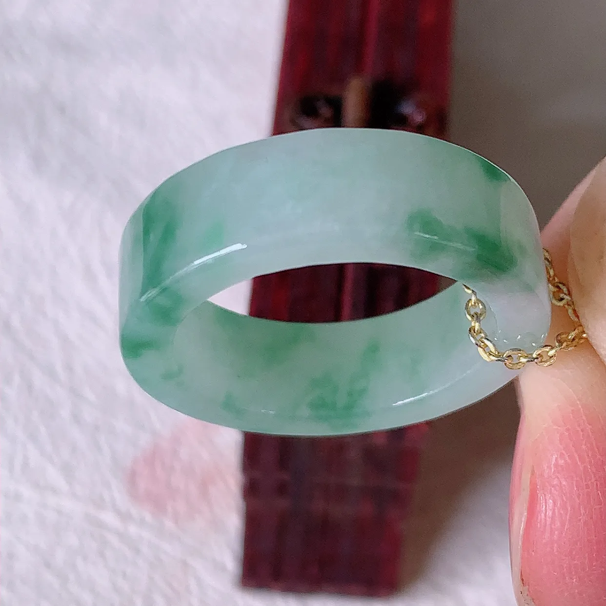 自然光实拍，18.2mm内径冰飘花翡翠指环，玉戒指，玉质莹润，好精美好冰润的指环，18圈口，上手纤巧