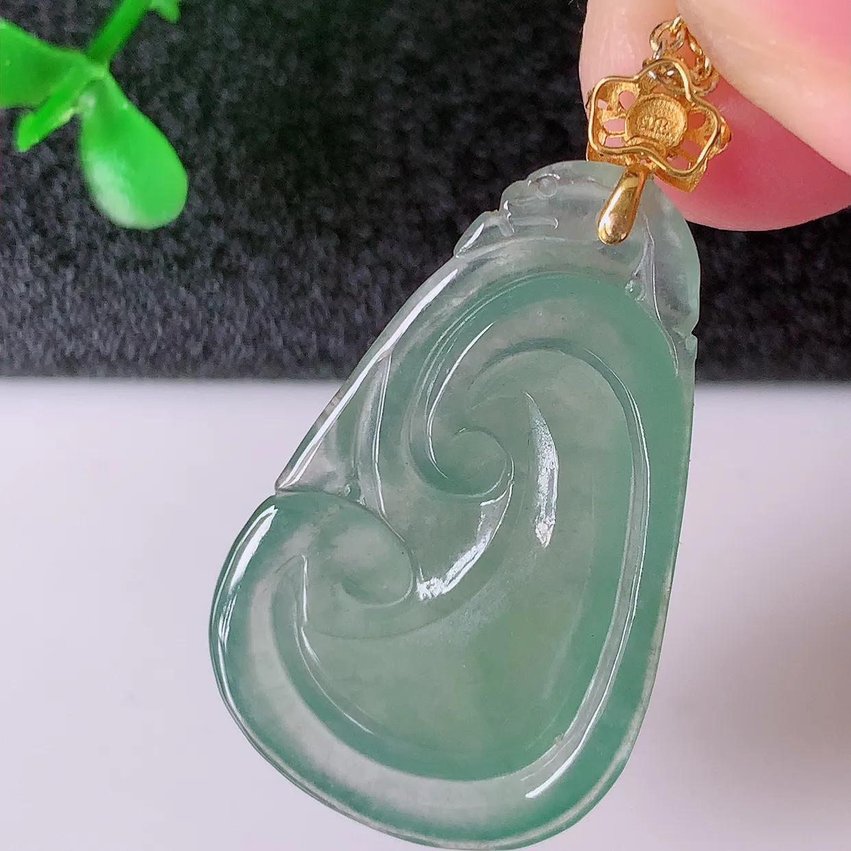 18K金镶嵌冰种翡翠如意吊坠，简单的镶嵌设计、让玉坠百搭又精致，寓意着吉祥，事事如意！#12.24