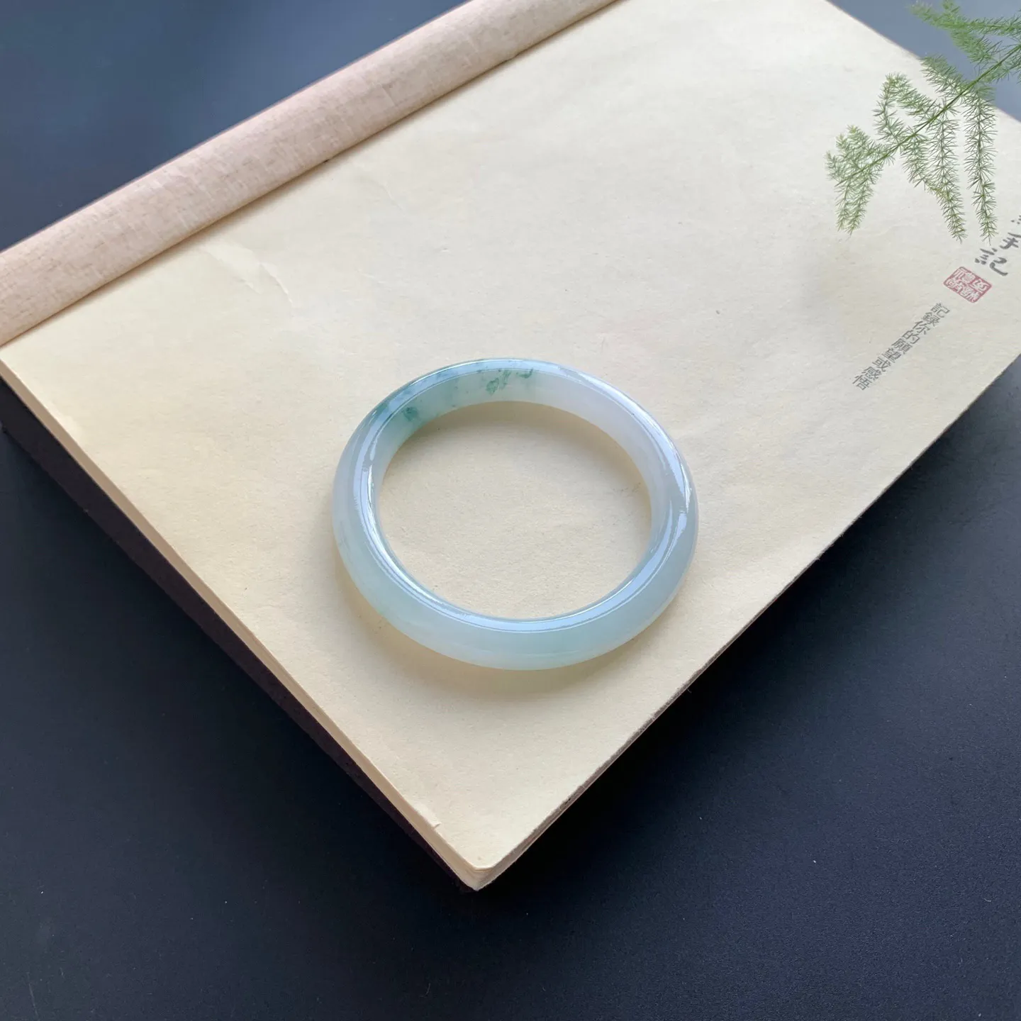 56圈口飘花圆条手镯 尺寸：56-9-9.7，无纹裂，花色灵动，条形饱满