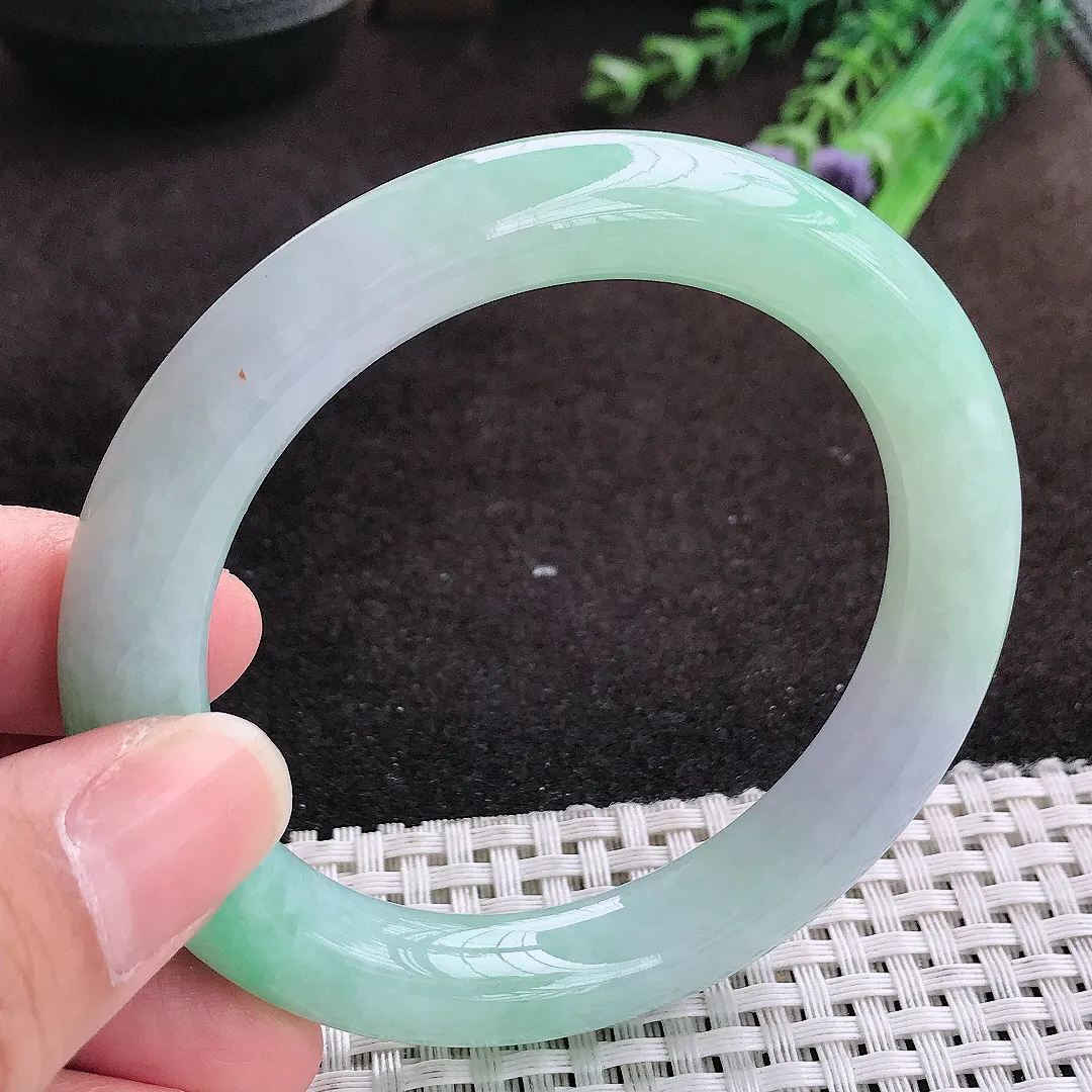 自然光56.5/10.2/10老坑精美温润飘绿圆条手镯翡翠玉镯手环