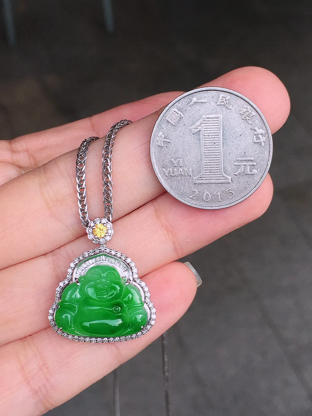 阳绿佛公吊坠，色泽均匀艳丽，玉质细腻，荧光感超
强，饱满圆润，尽显优雅气质，18k
金豪华镶嵌