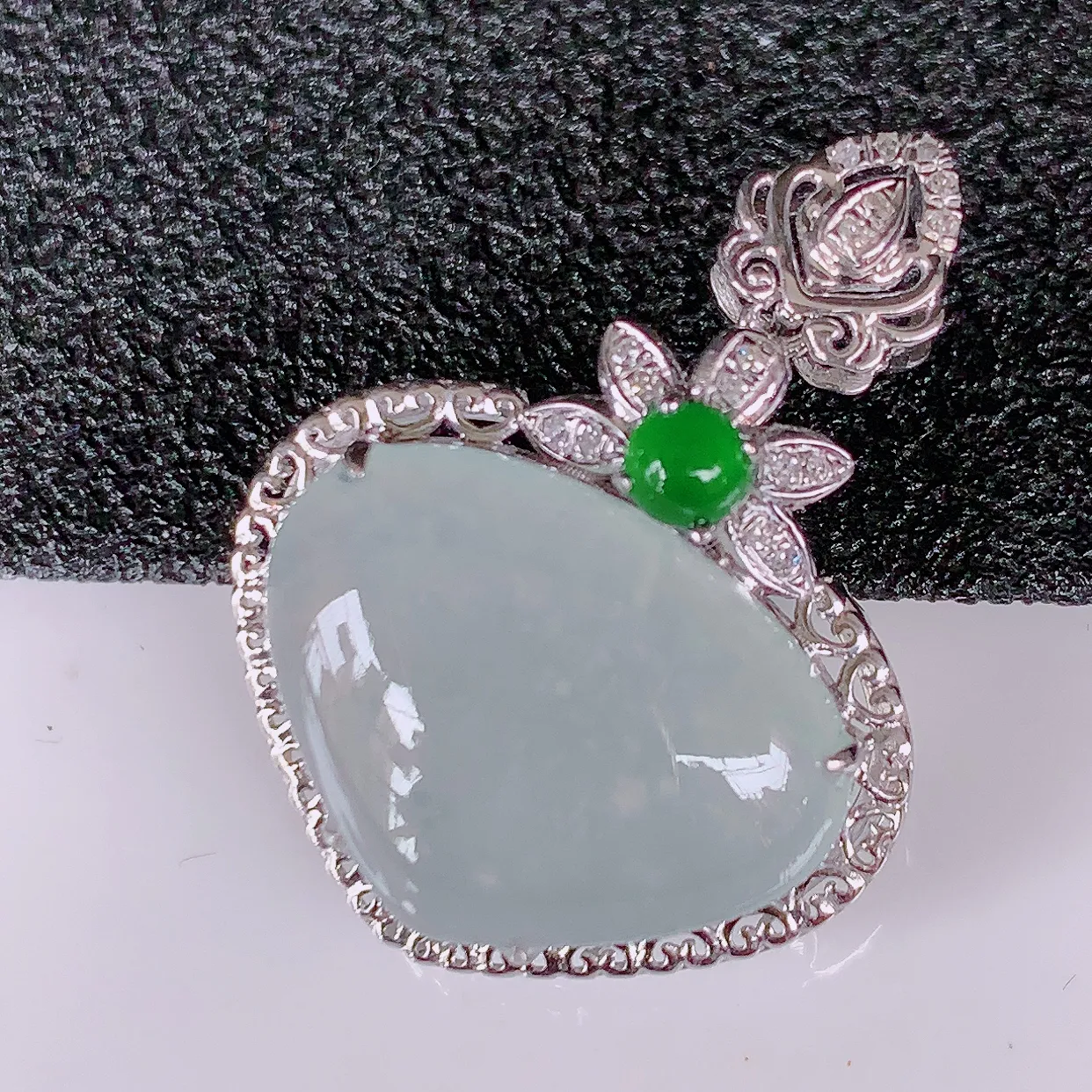 自然光实拍，18k金镶嵌冰种雪花棉翡翠爱心吊坠，冰胶饱满，起荧光，造型精美别致，送礼或自留佳选！#00.19整体25*19*7.8裸裸16*12.5mm