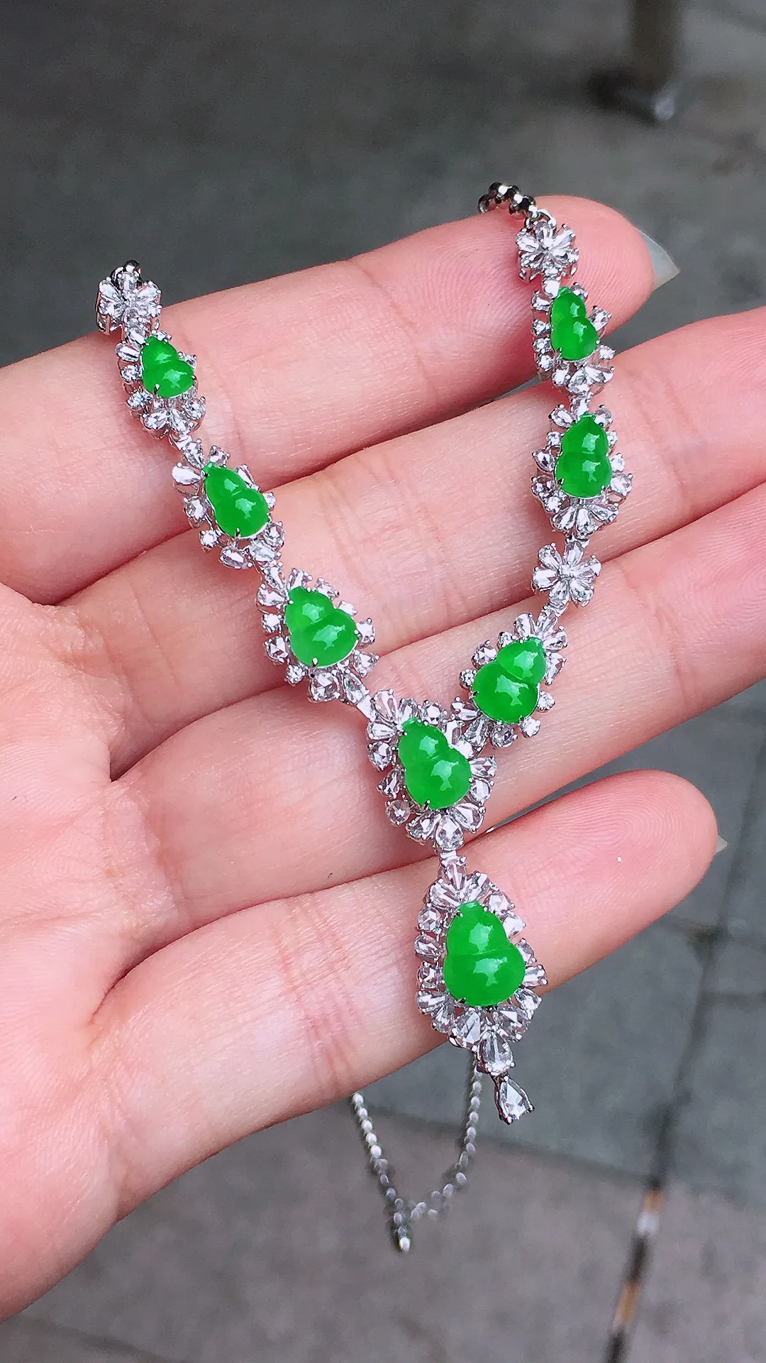 正阳绿葫芦晚装项链，色泽均匀艳丽，玉质细腻，荧光感超
强，饱满圆润，尽显优雅气质，18k
金豪华镶嵌