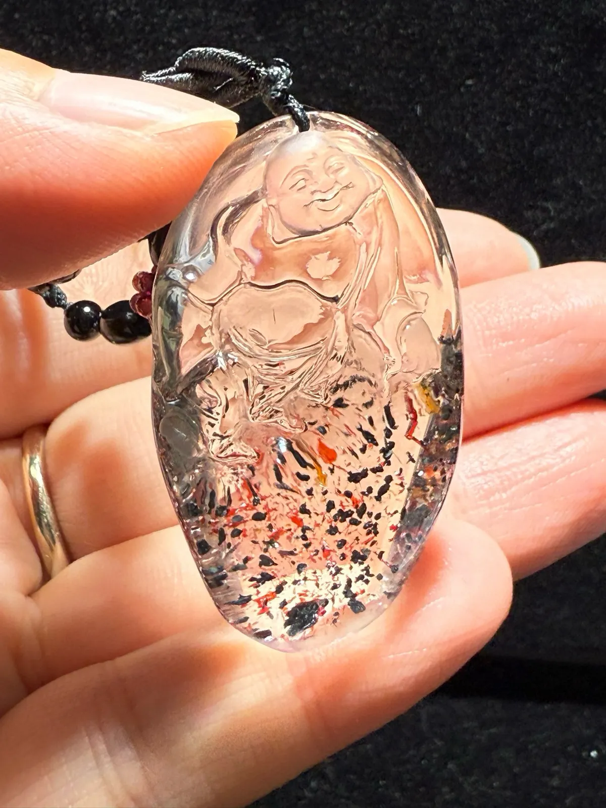 天然金草莓晶弥勒佛吊坠，金草莓笑佛吊坠，草莓晶云母片共生、籽大、晶体干净、金光闪闪，工笔流畅。容貌饱满圆润，姿态端庄秀美，慈眉善目，救苦救难普渡众生，寓意事事如意、康乐吉祥、平安长寿、子孙绵延、安定人心。规格：44*26.1*14mm