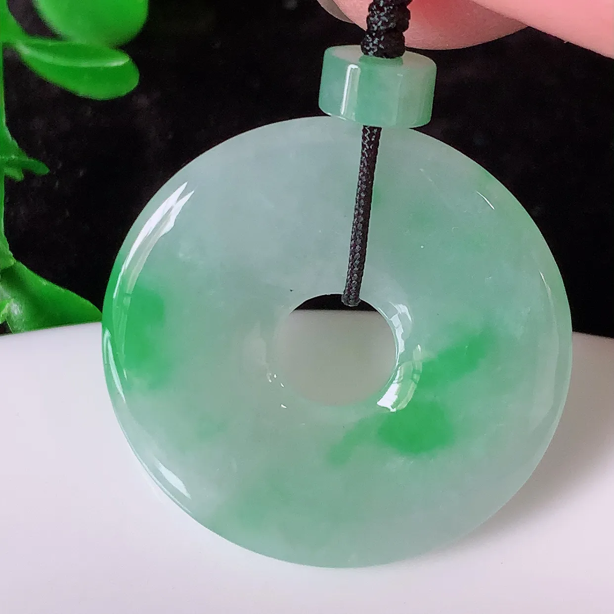 自然光实拍，冰飘绿翡翠平安扣吊坠，平平安安，种水很好，配戴精美！#41.22