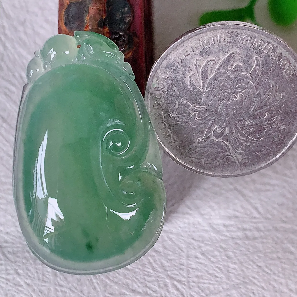 自然光实拍，冰种满绿飘花翡翠如意吊坠，冰透，翠色灵动，饱满，万事如意，如意一生， 配戴精美！#01.19