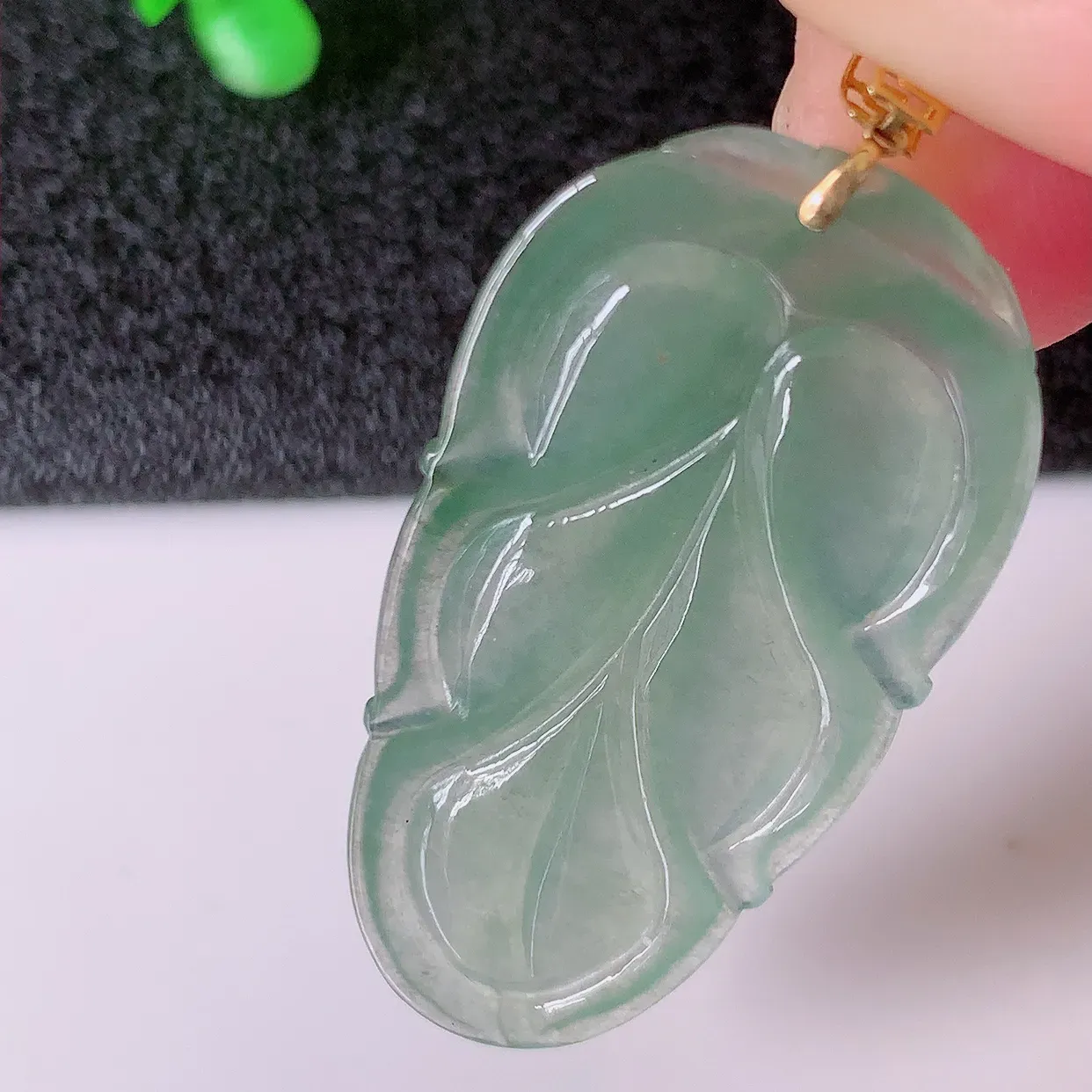 18K金镶嵌冰种翡翠金枝玉叶叶子吊坠，种老水足，雕工精湛 ，寓意美好，佩戴时尚出众！#12.24