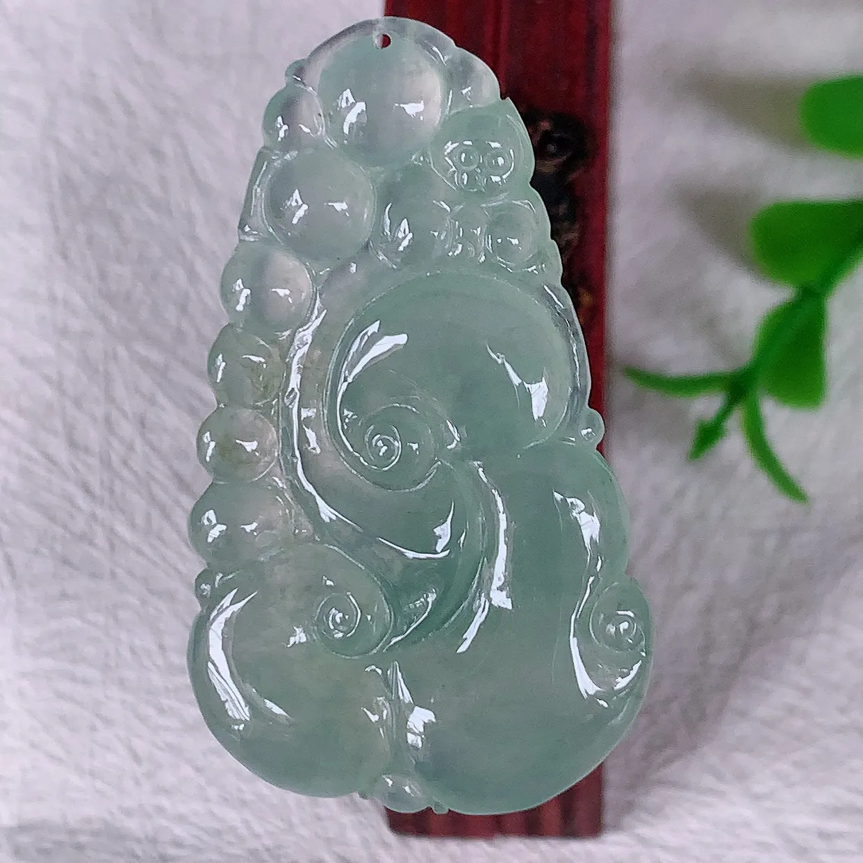自然光实拍，冰种翡翠如意吊坠，冰透，翠色灵动，饱满，万事如意，如意一生， 配戴精美！#01.19