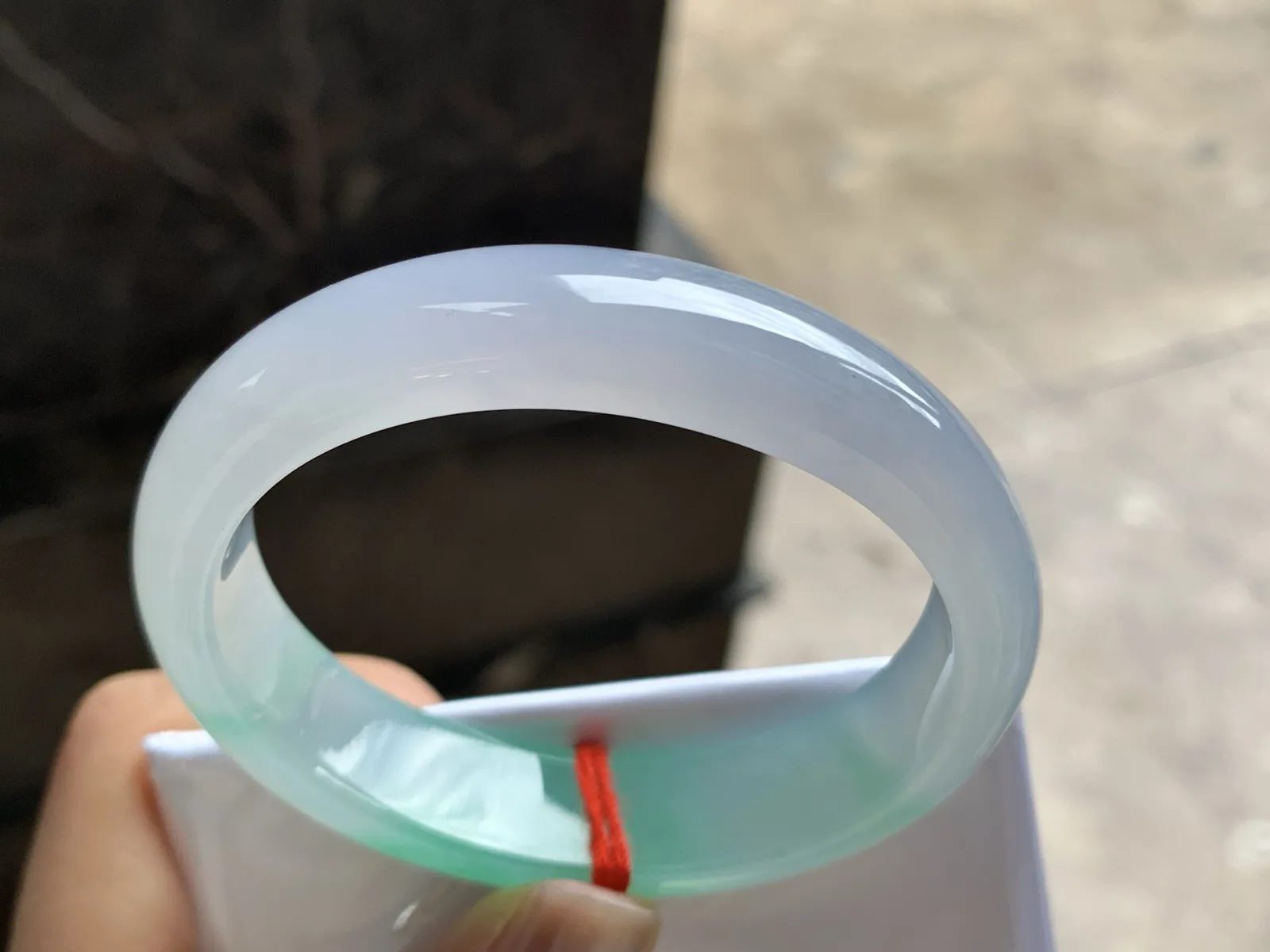 53.5-13.3-7.9

冰晴绿贵妃手镯^_^荧光十足 冰透 正圈51可以带