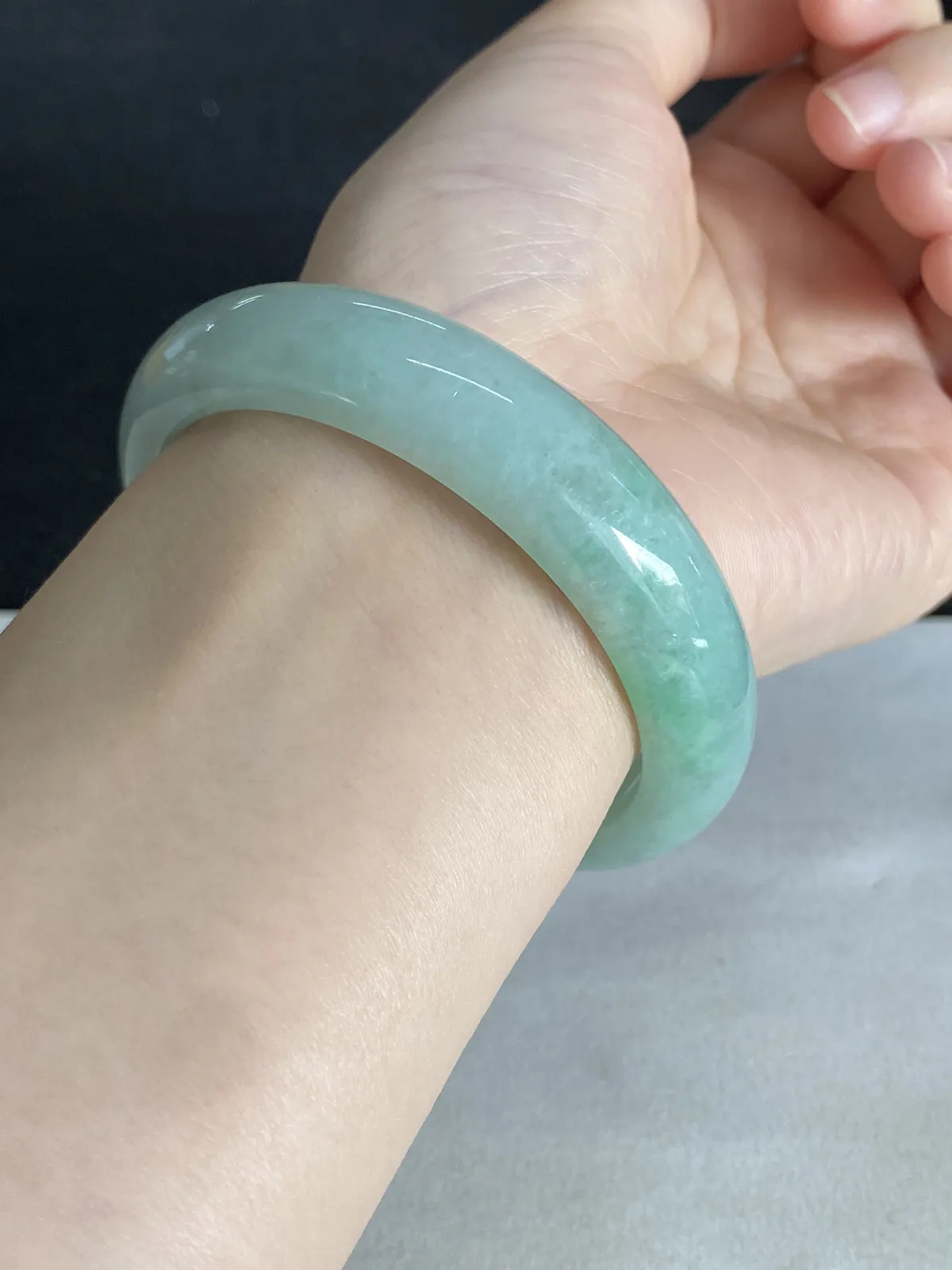 正圈57圈口，翡翠糯化种飘绿手镯