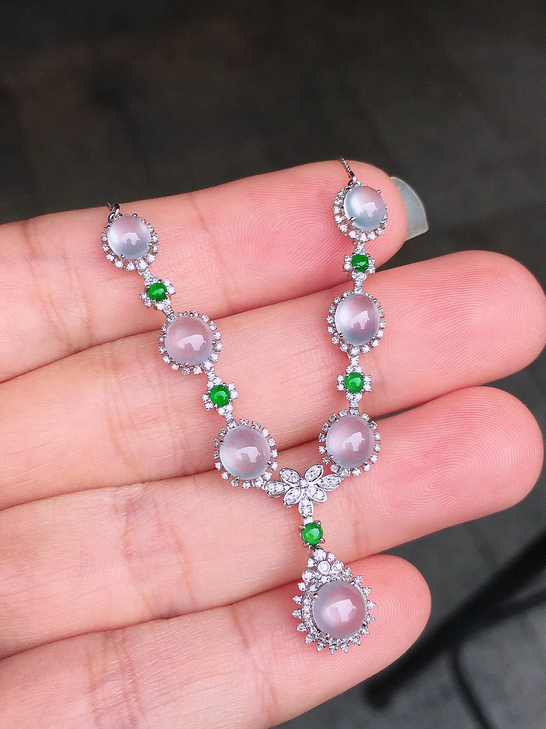 玻璃种蛋面锁骨链，玉质细腻，荧光感超
强，饱满圆润，尽显优雅气质，18k
金豪华镶嵌