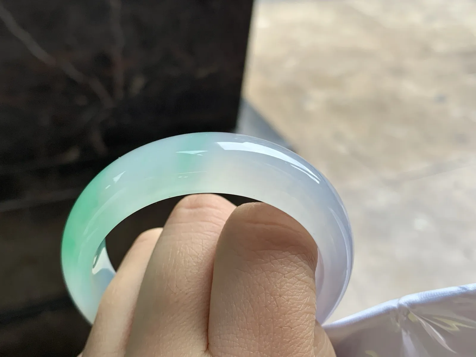 53.5-13.3-7.9

冰晴绿贵妃手镯^_^荧光十足 冰透 正圈51可以带