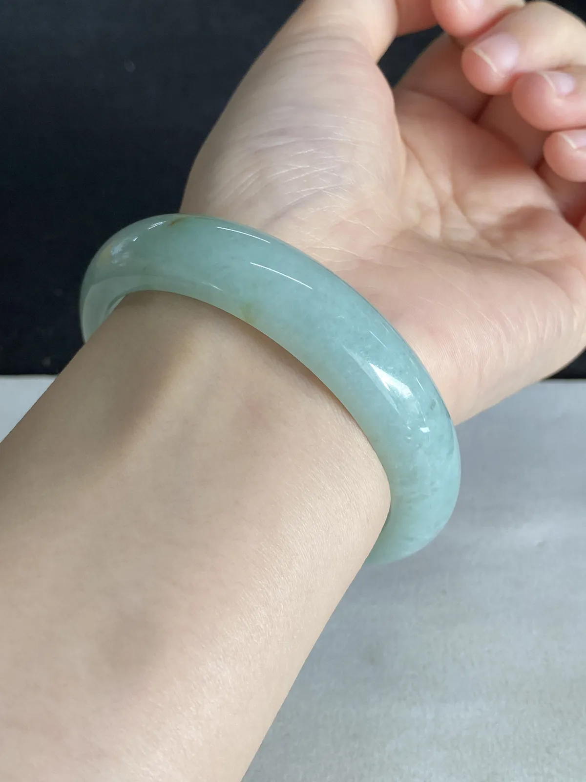 正圈57圈口，翡翠糯化种飘绿手镯