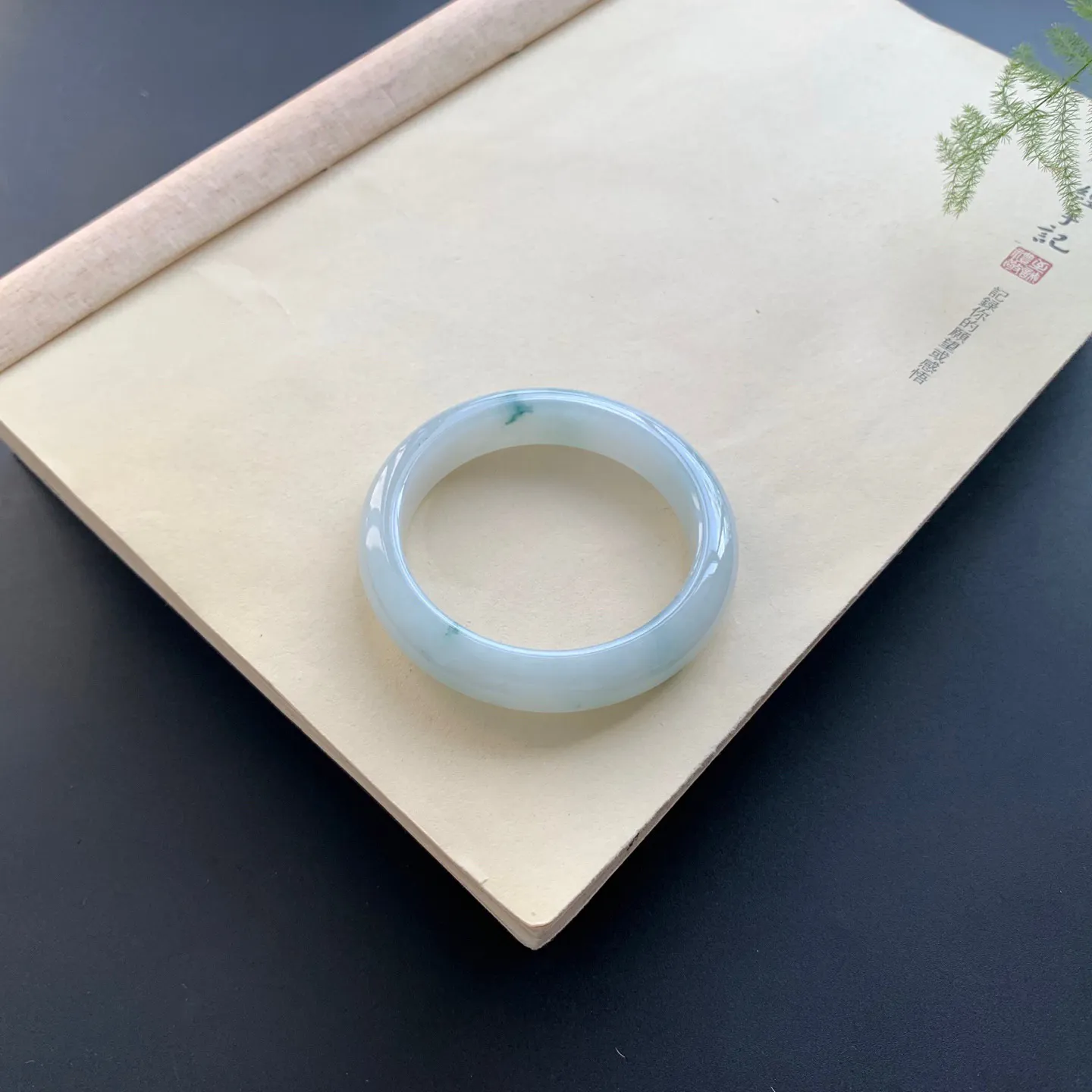 54圈口飘花正圈手镯 尺寸：54-12.3-8.2，无纹裂，细腻光滑，花色飘逸