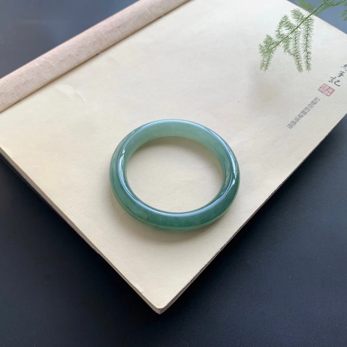 55圈口冰油绿圆条手镯 尺寸：55-10.8-9.6，无纹裂，水润饱满，色泽浓郁