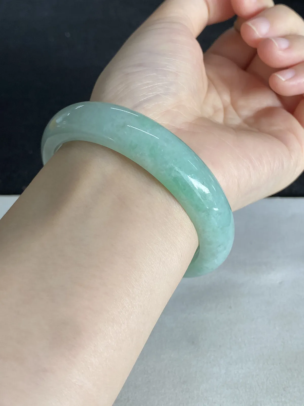 正圈57圈口，翡翠糯化种飘绿手镯