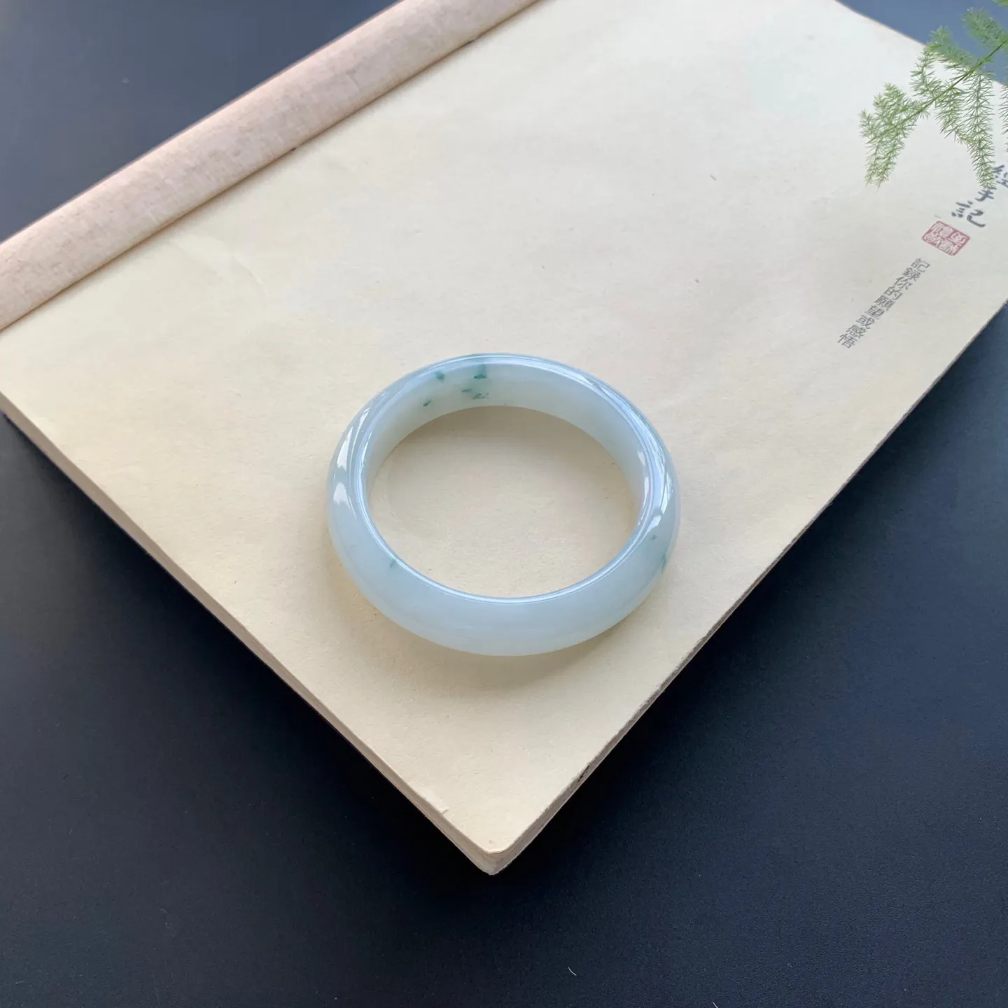 54圈口飘花正圈手镯 尺寸：54-12.3-8.2，无纹裂，细腻光滑，花色飘逸