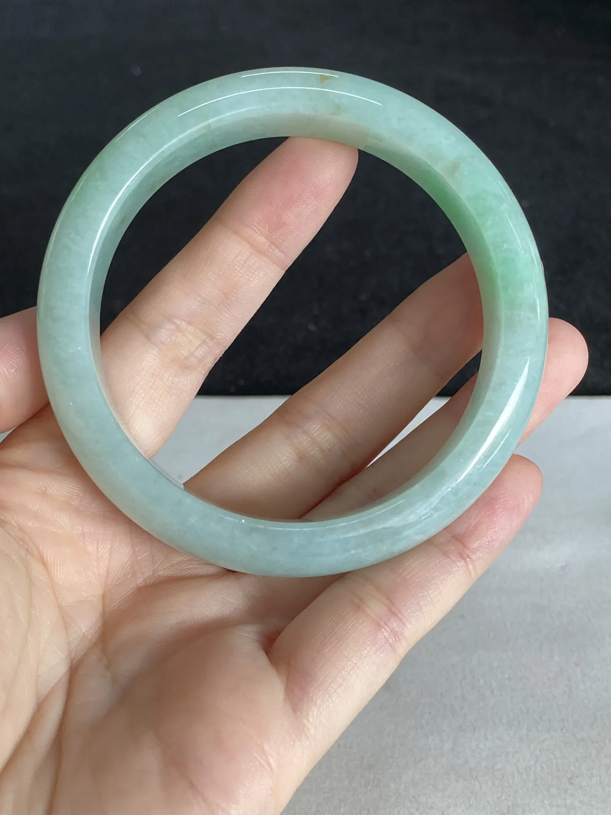 正圈57圈口，翡翠糯化种飘绿手镯