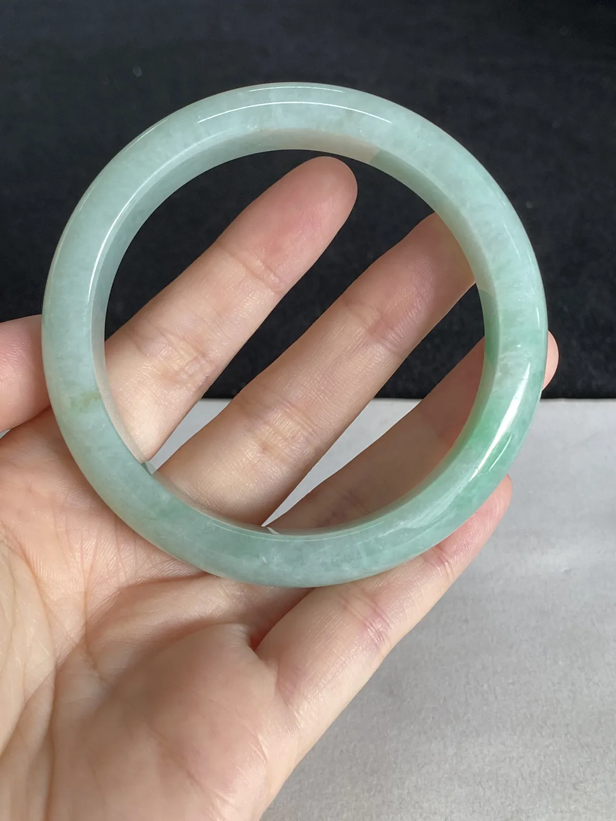 正圈57圈口，翡翠糯化种飘绿手镯