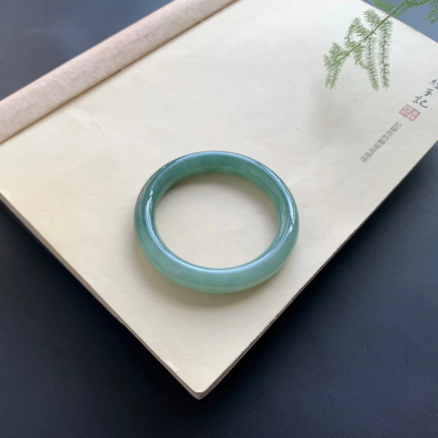 55圈口冰油绿圆条手镯 尺寸：55-10.8-9.6，无纹裂，水润饱满，色泽浓郁