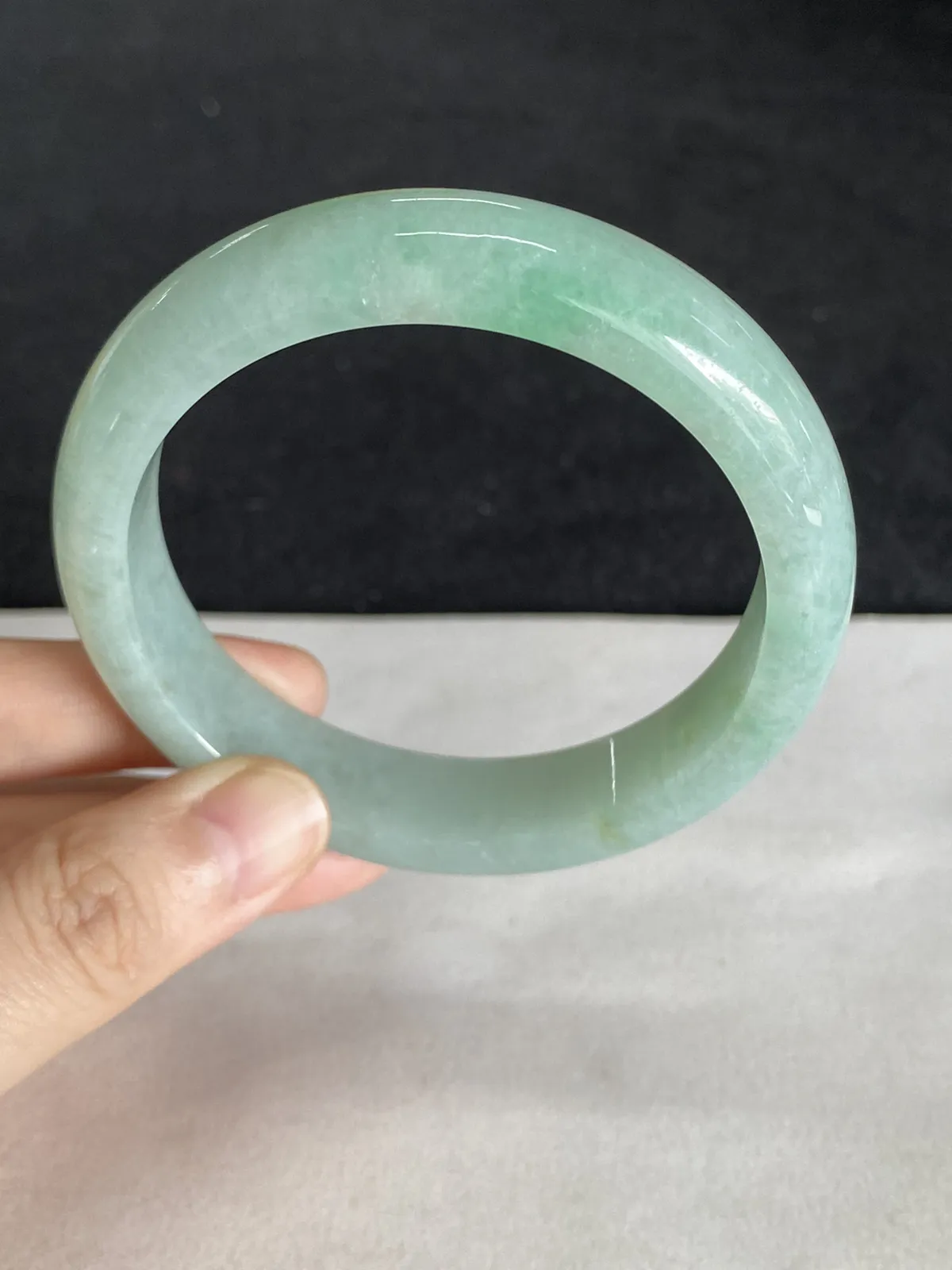 正圈57圈口，翡翠糯化种飘绿手镯