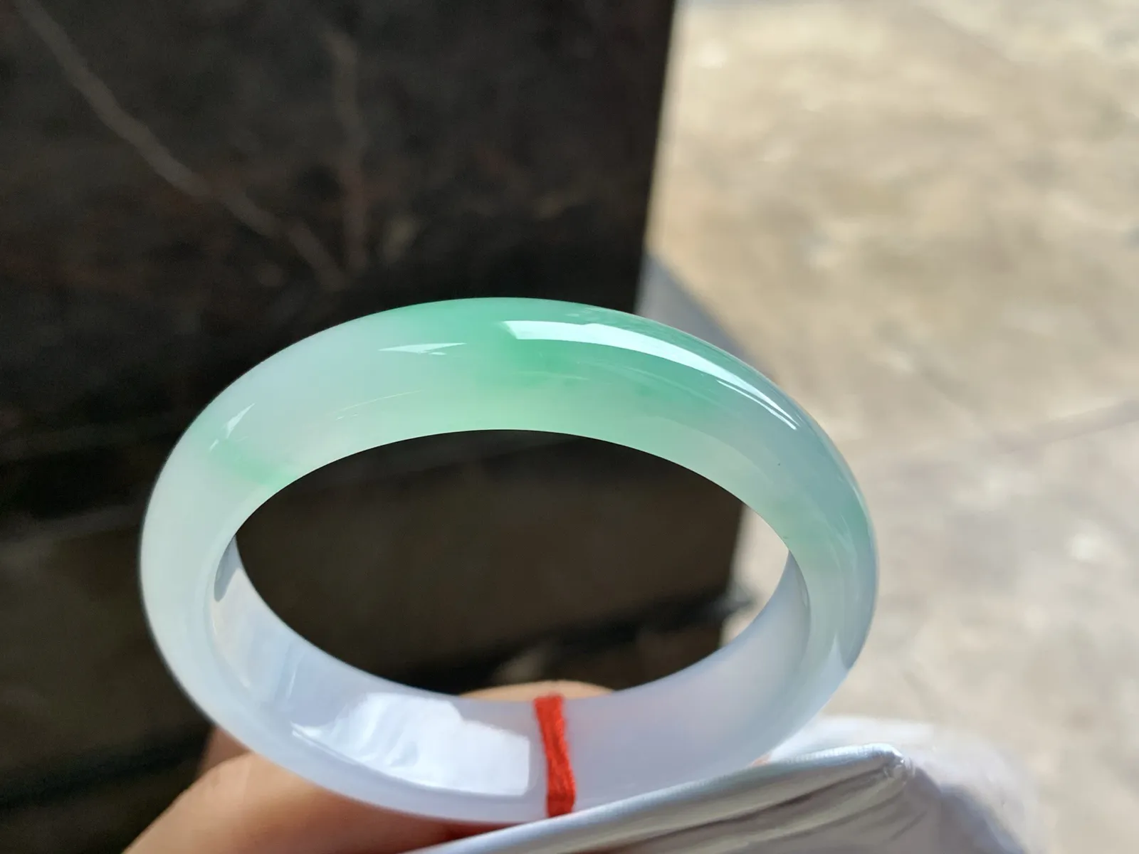 53.5-13.3-7.9

冰晴绿贵妃手镯^_^荧光十足 冰透 正圈51可以带