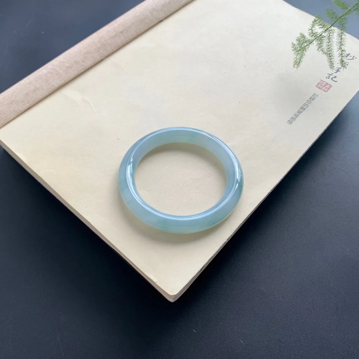 55圈口油底飘花圆条手镯 尺寸：55-10，无纹裂，细腻起胶，条形饱满