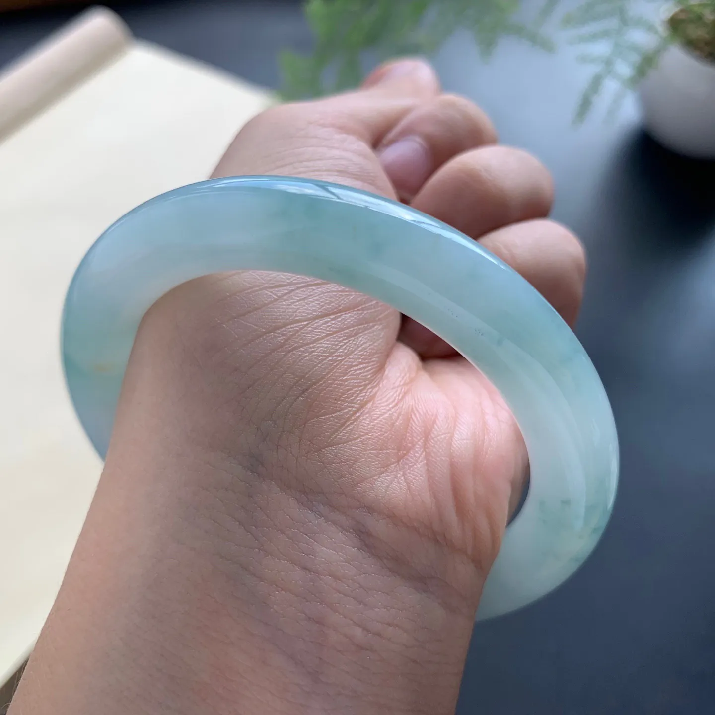 55圈口油底飘花圆条手镯 尺寸：55-10，无纹裂，细腻起胶，条形饱满