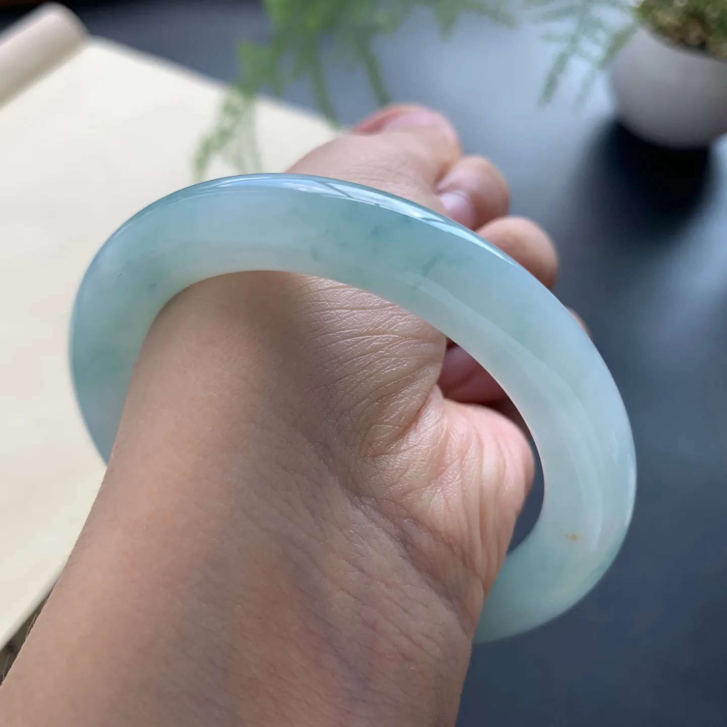 55圈口油底飘花圆条手镯 尺寸：55-10，无纹裂，细腻起胶，条形饱满