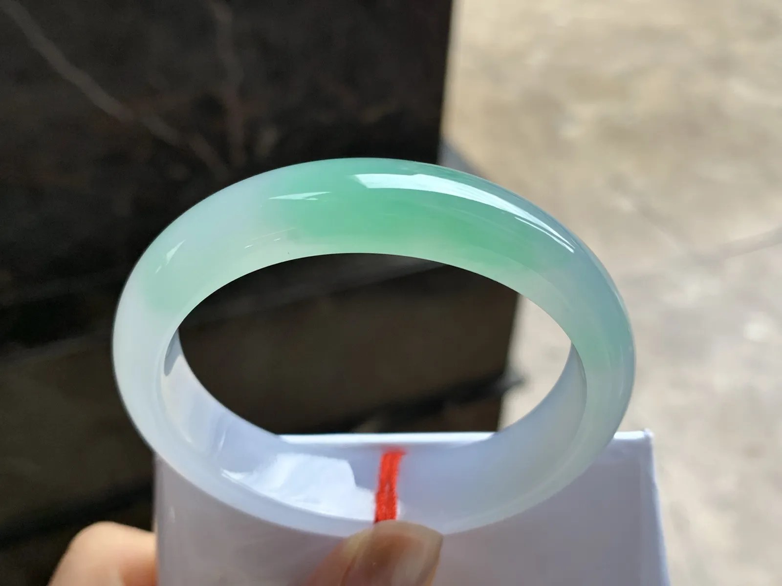 53.5-13.3-7.9

冰晴绿贵妃手镯^_^荧光十足 冰透 正圈51可以带