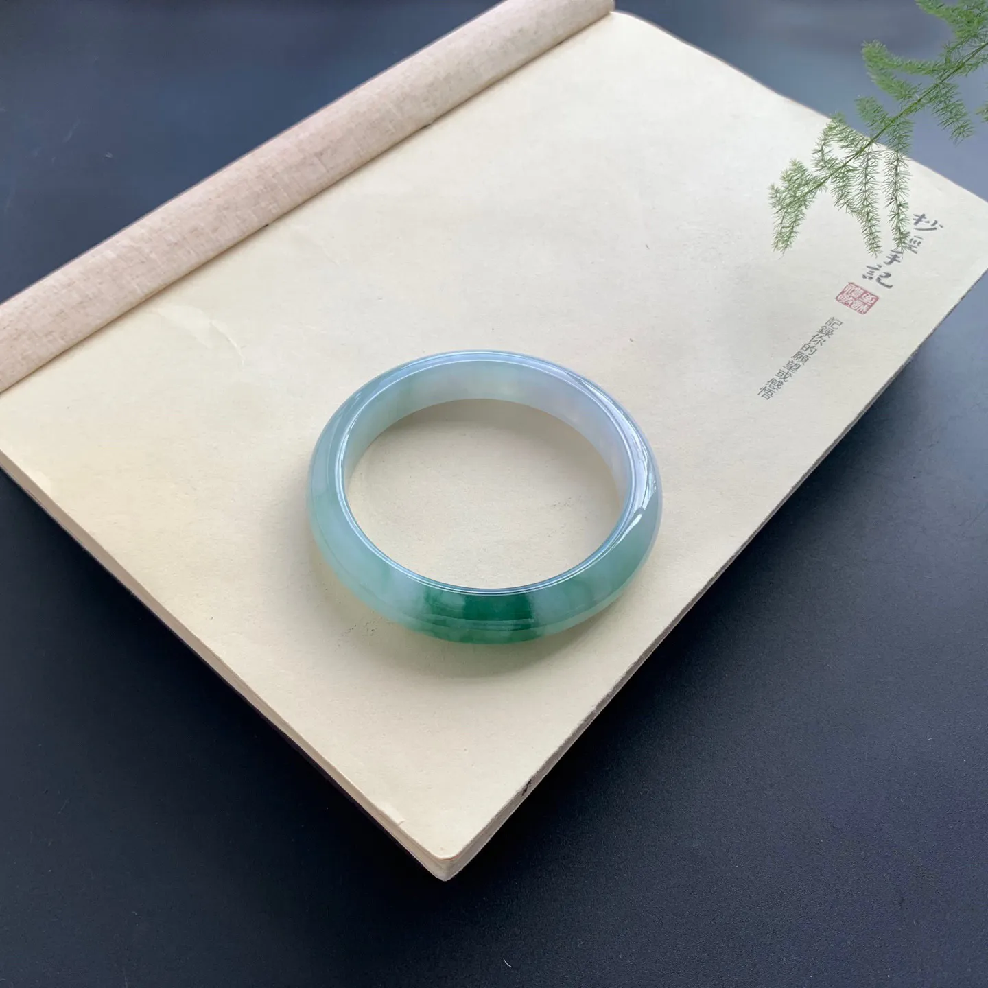 62.8圈口飘绿花正圈手镯 尺寸：62.8-13-9，无纹裂，细腻光滑，花色浓郁