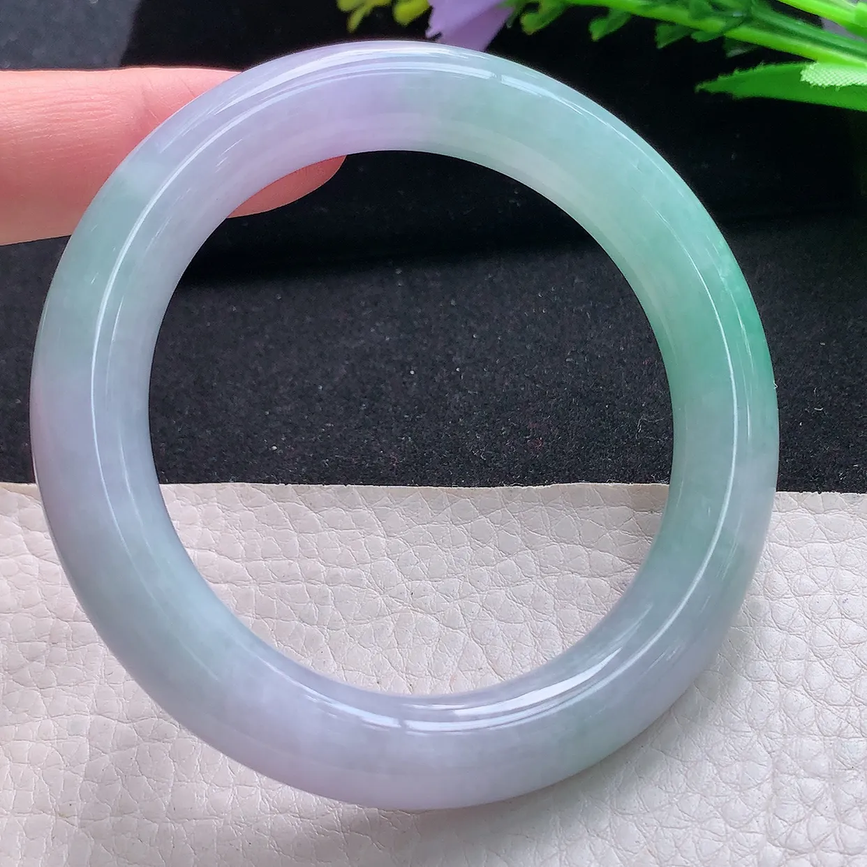 z自然光56.8*11美人镯 天然缅甸翡翠春带彩圆条珠宝玉手镯 玉手环