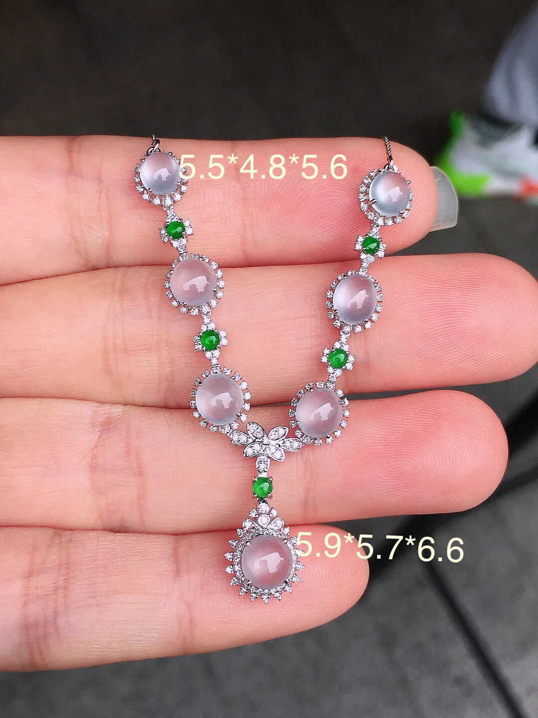 玻璃种蛋面锁骨链，玉质细腻，荧光感超
强，饱满圆润，尽显优雅气质，18k
金豪华镶嵌