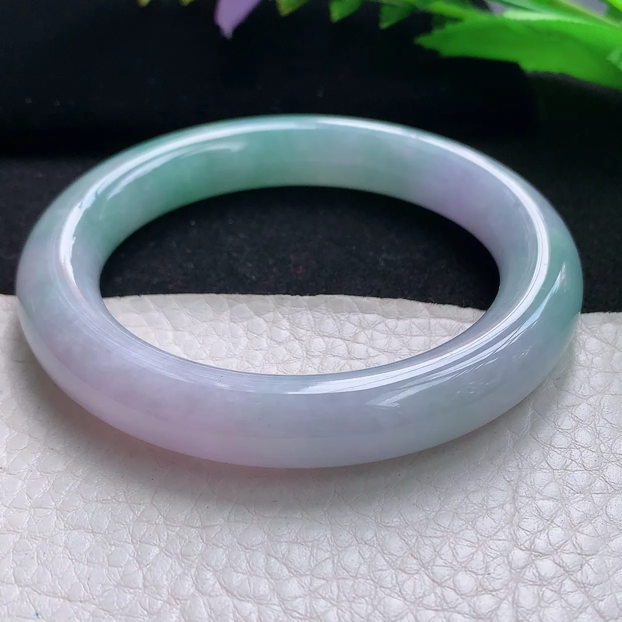 z自然光56.8*11美人镯 天然缅甸翡翠春带彩圆条珠宝玉手镯 玉手环
