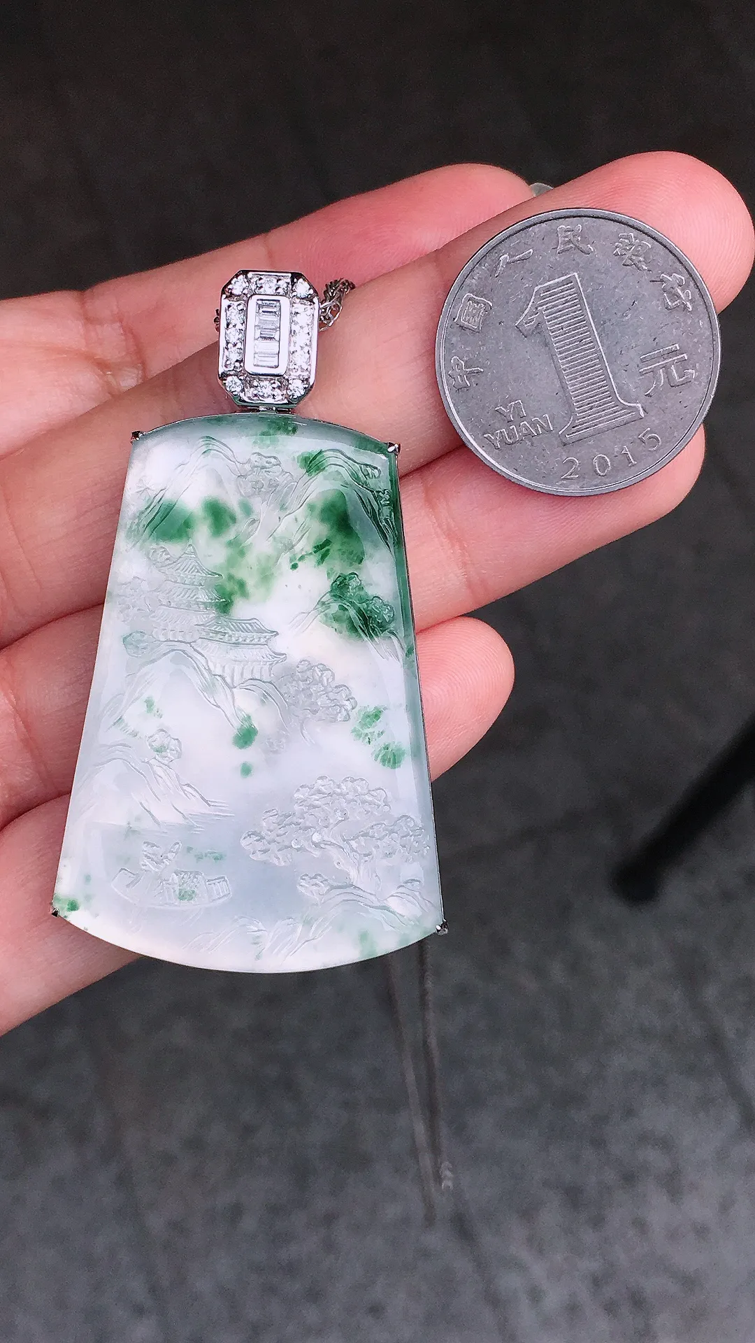 冰飘花山水牌吊坠，色泽艳丽，玉质细腻，荧光感超
强，饱满圆润，尽显优雅气质，18k
金豪华镶嵌