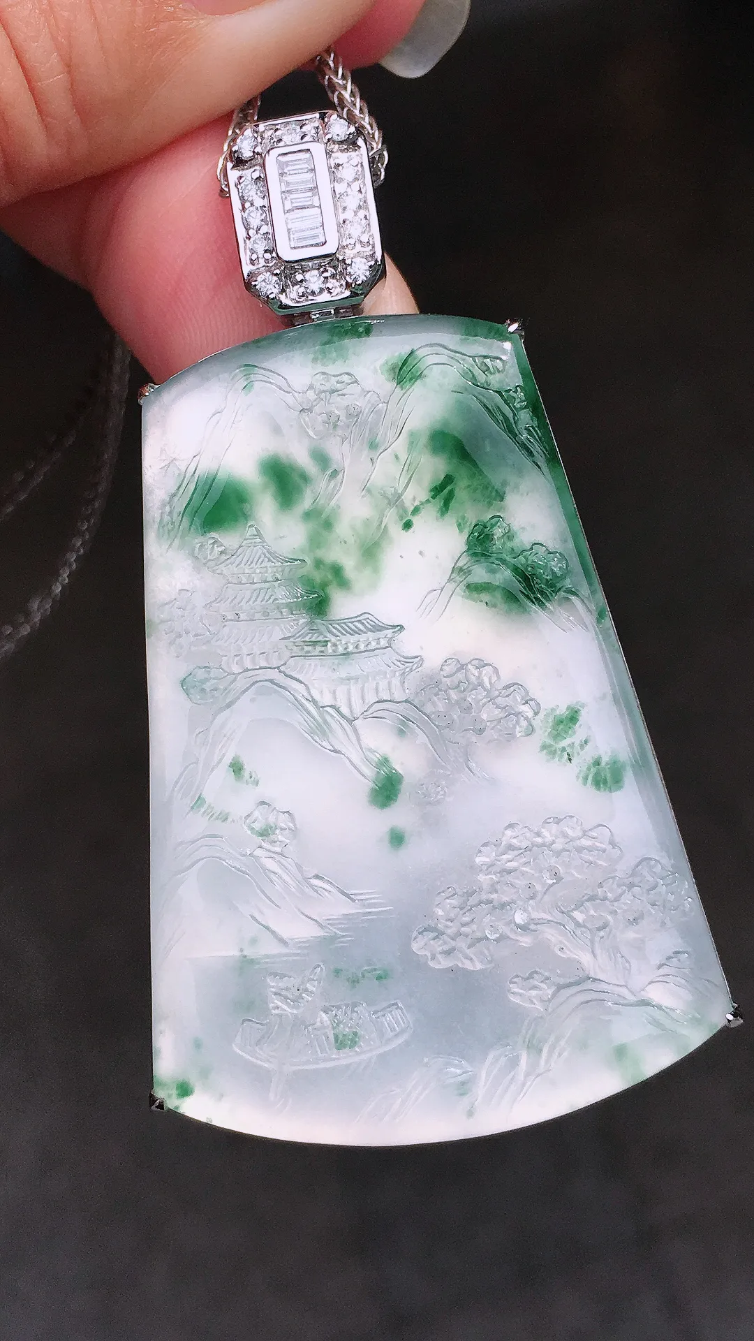 冰飘花山水牌吊坠，色泽艳丽，玉质细腻，荧光感超
强，饱满圆润，尽显优雅气质，18k
金豪华镶嵌