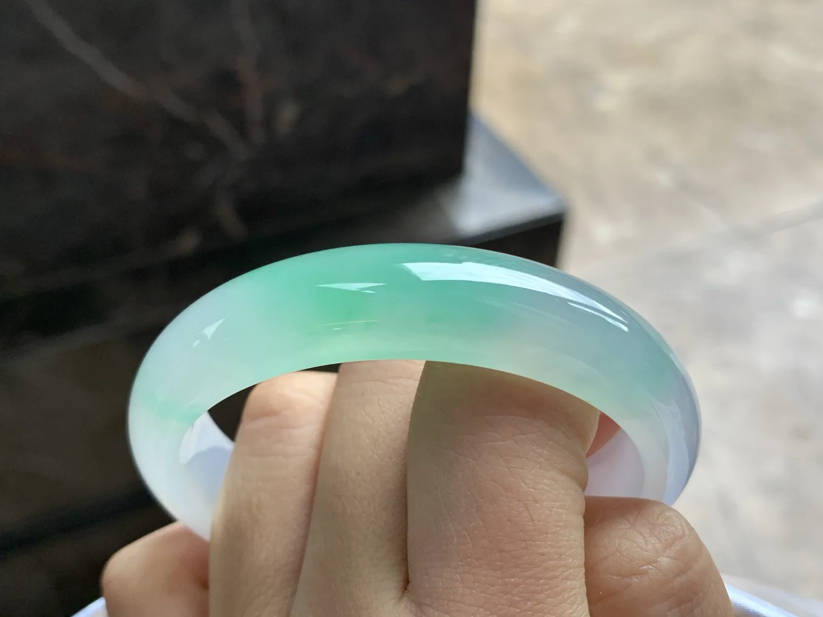 53.5-13.3-7.9

冰晴绿贵妃手镯^_^荧光十足 冰透 正圈51可以带
