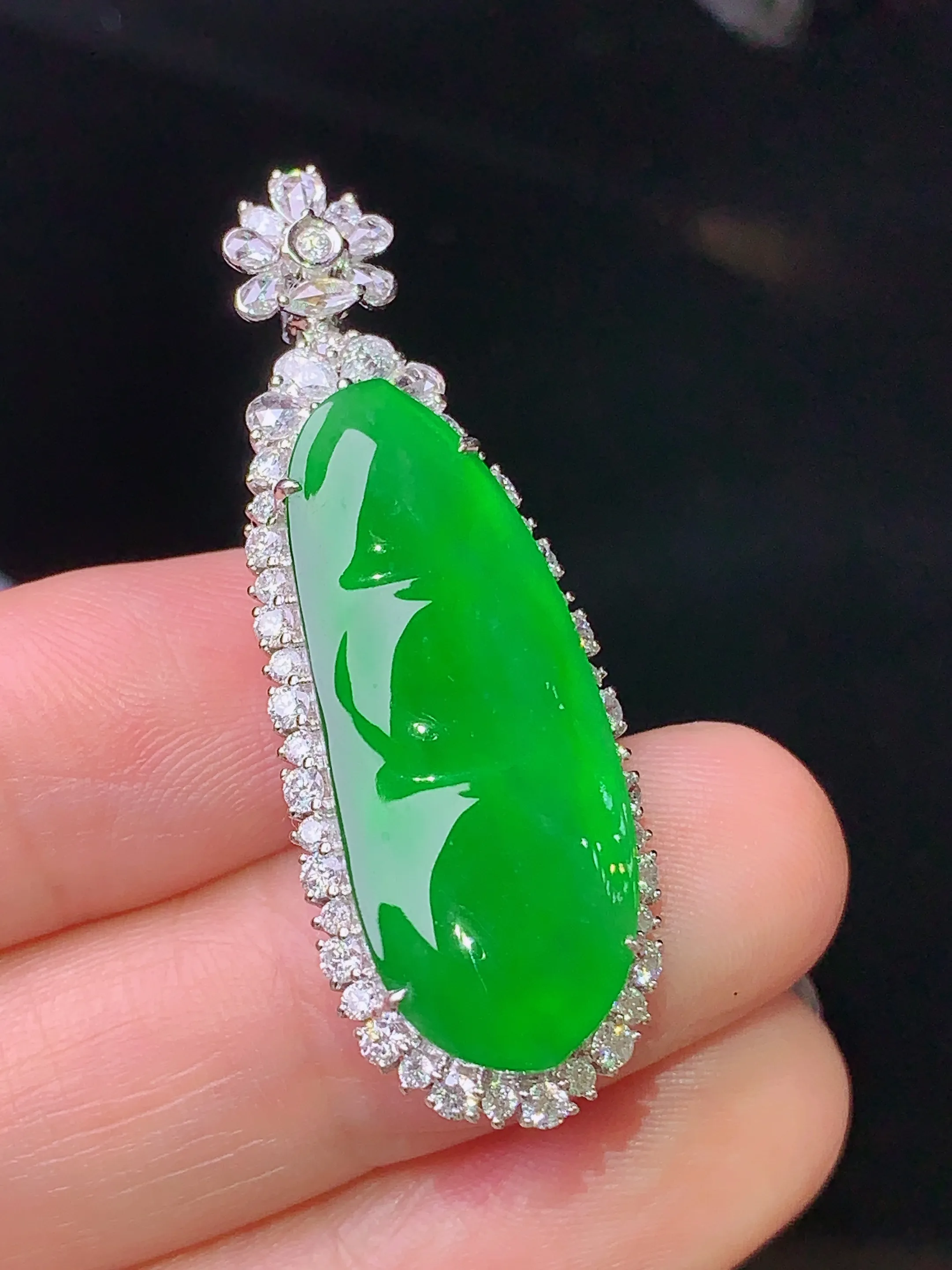 18k金钻镶嵌满绿四季豆吊坠 玉质细腻 色泽艳丽清新 整体尺寸41*14.2*9.8